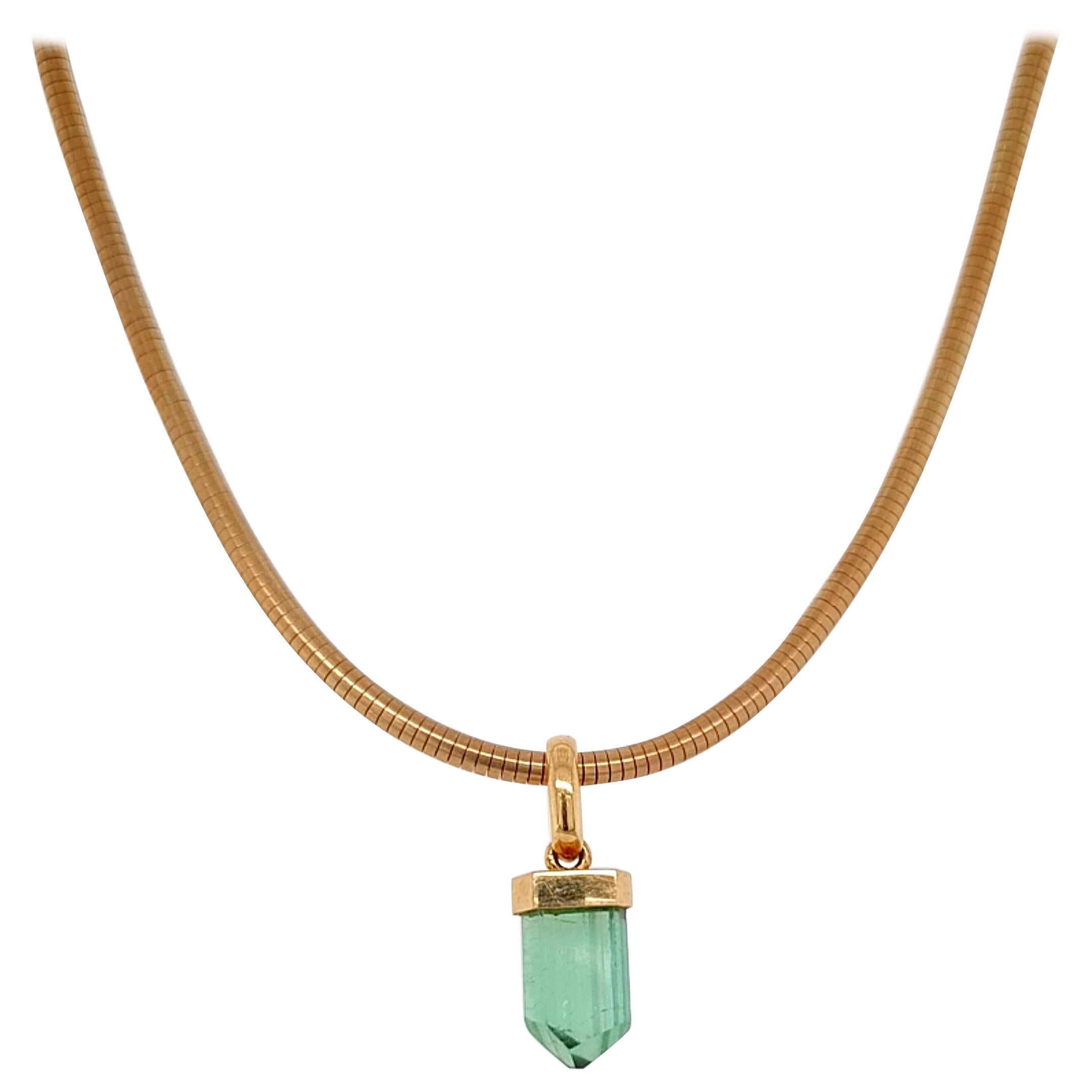 Colgante de cuentas de cristal de turmalina verde con cadena de serpiente de oro amarillo de 18 quilates