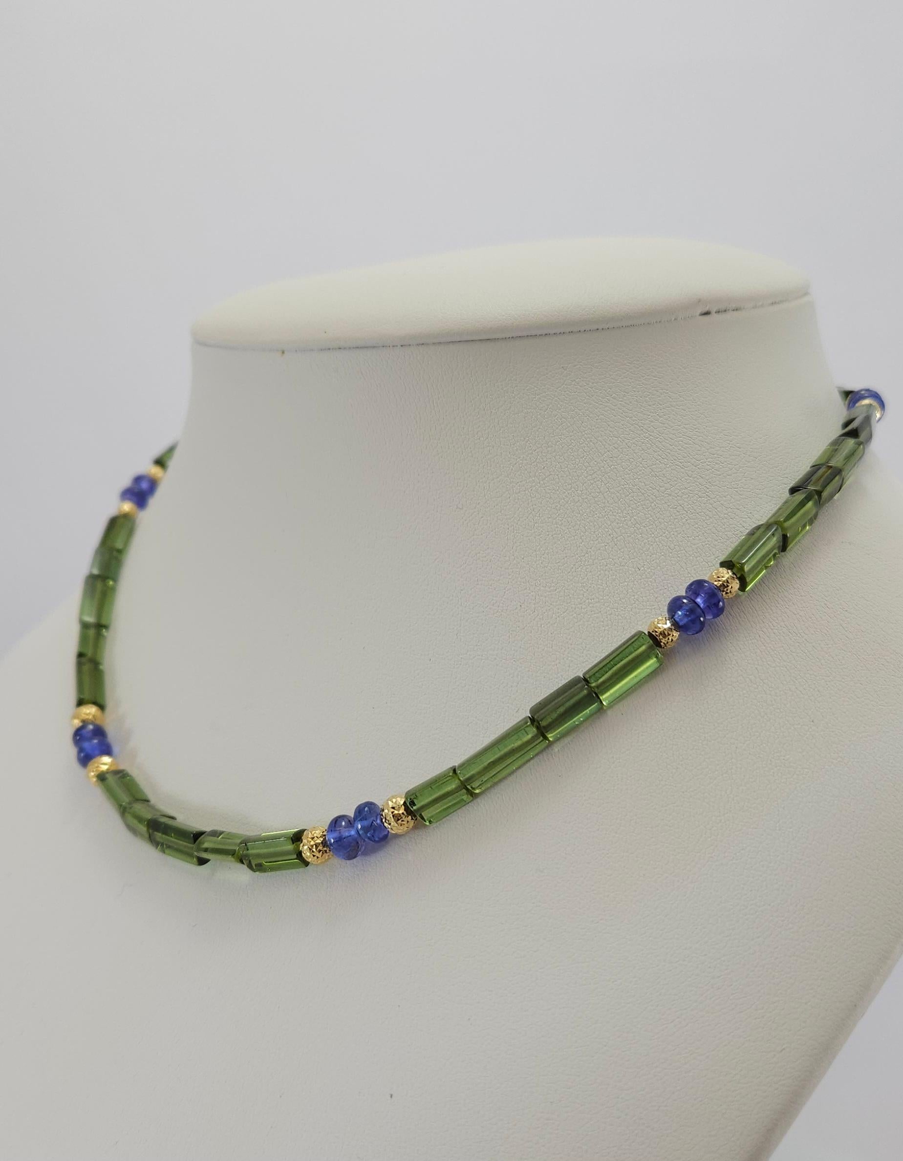 Green Tourmaline Crystal & Tanzanite Beaded Necklace with 18 Carat yellow Gold In New Condition For Sale In Kirschweiler, DE