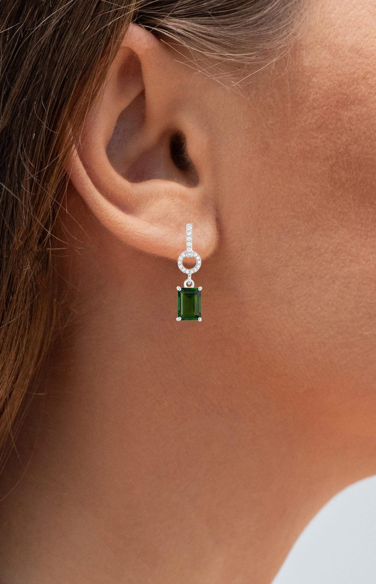 Viene fornito con la valutazione gemmologica GG/AJP.
Tutte le gemme sono naturali
2 tormaline verdi = 2,14 carati
36 diamanti = 0,12 carati
Metallo: Oro bianco 14 carati
Dimensioni: 22 x 6 mm