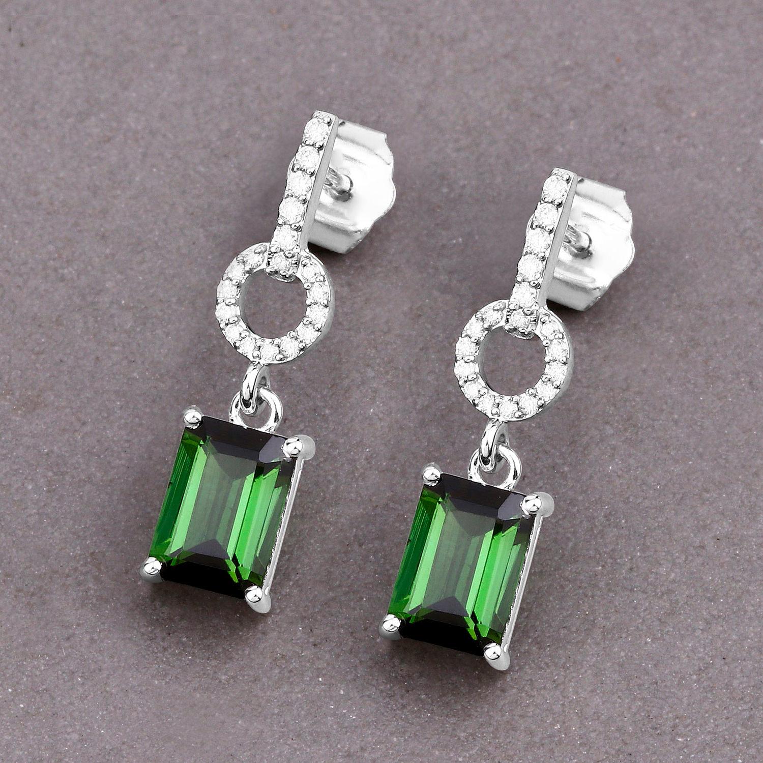 Contemporaneo Orecchini pendenti con tormalina verde Diamanti 2,26 carati Oro bianco 14K in vendita
