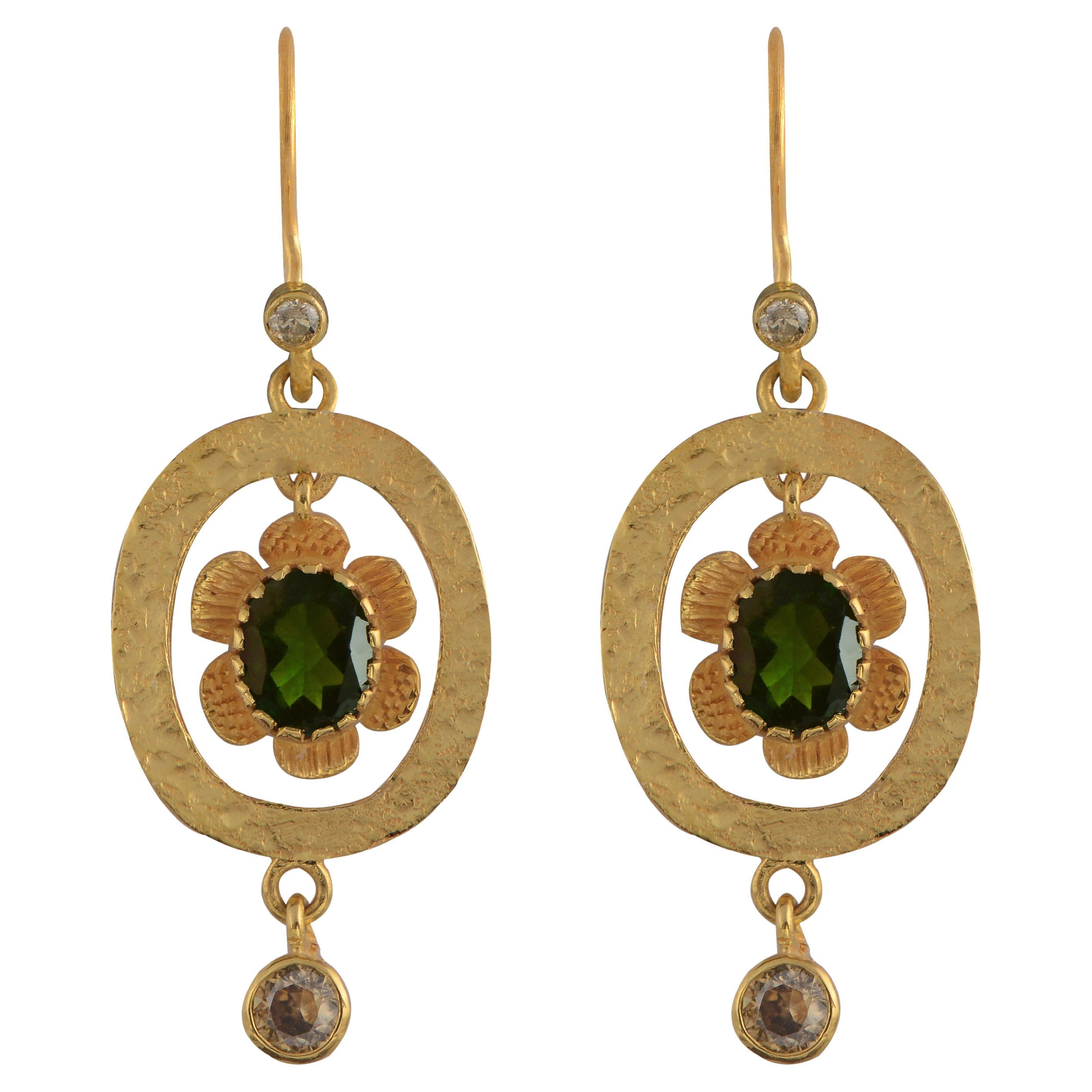 Orecchini pendenti in oro 18k con diamante e tormalina verde in vendita