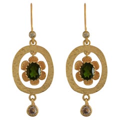 Orecchini pendenti in oro 18k con diamante e tormalina verde