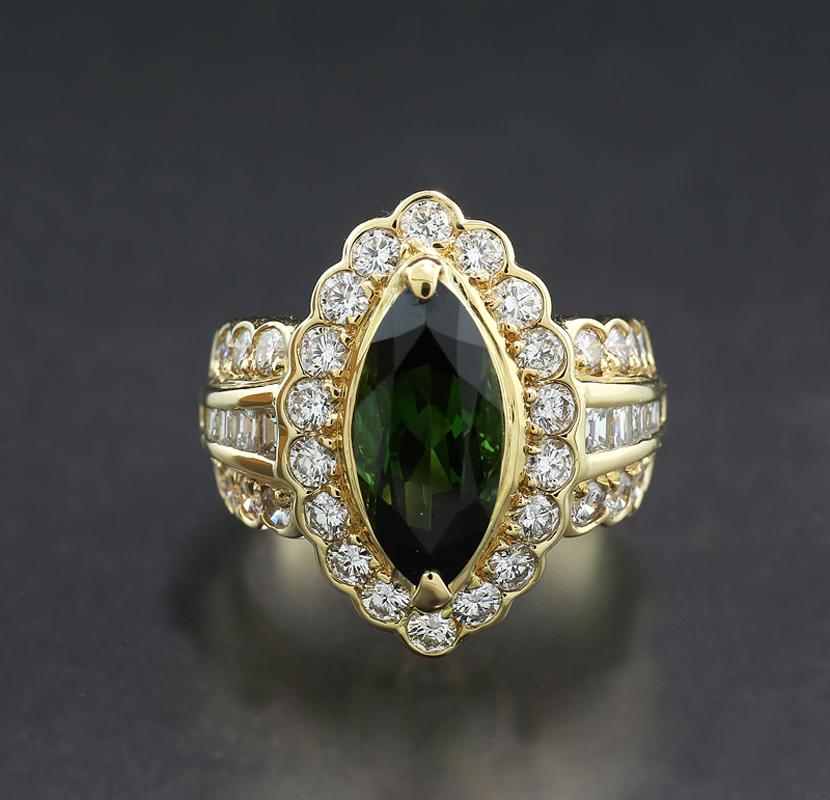 Contemporary Green Tourmaline Diamond Cocktail Ring 18 Karat solid Yellow Gold For Sale