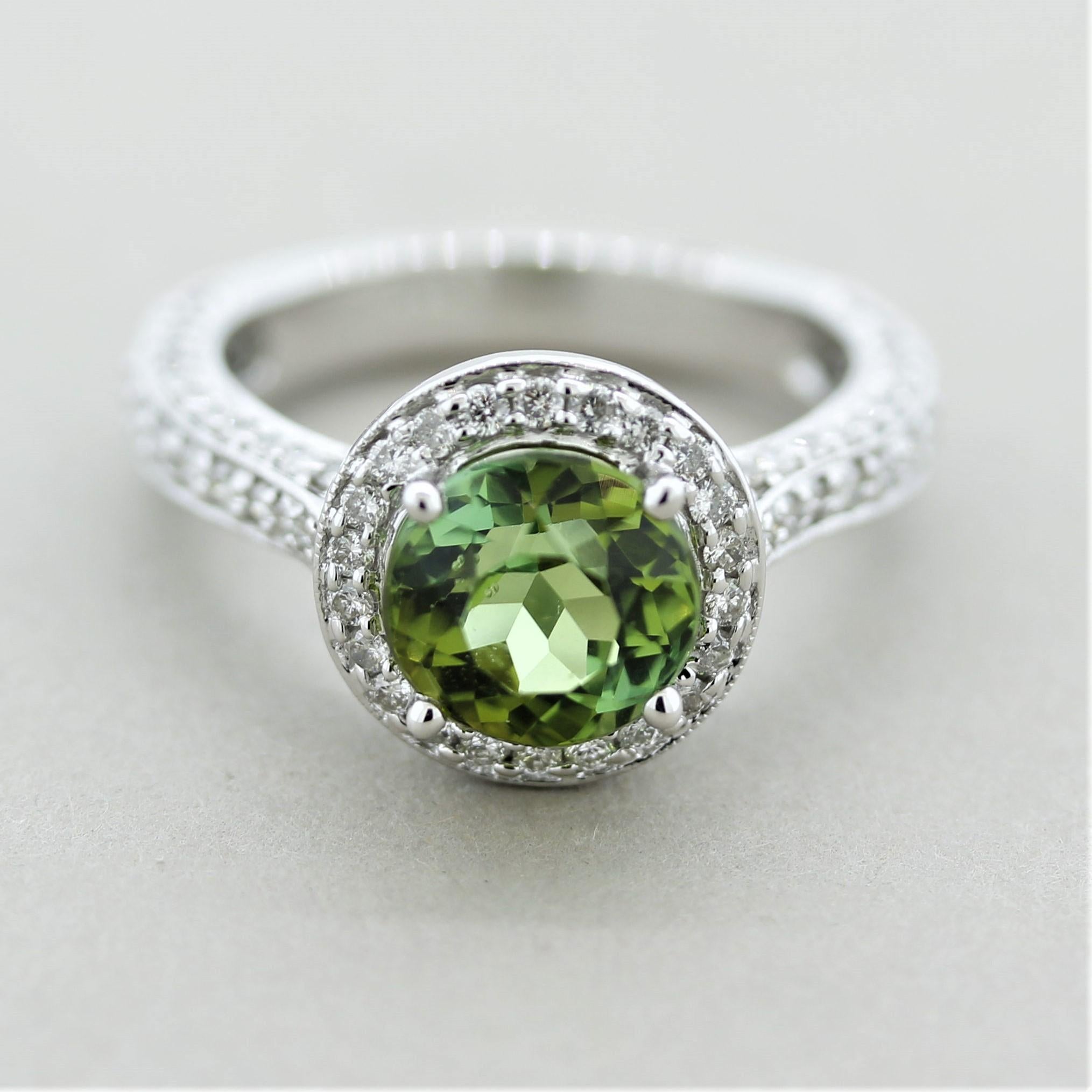 Un anillo de turmalina y diamantes brillante y vibrante. La turmalina pesa 3,09 quilates y tiene un brillante color verde lima. Se complementa con 1,90 quilates de diamantes redondos talla brillante que rodean la turmalina y cubren el resto del