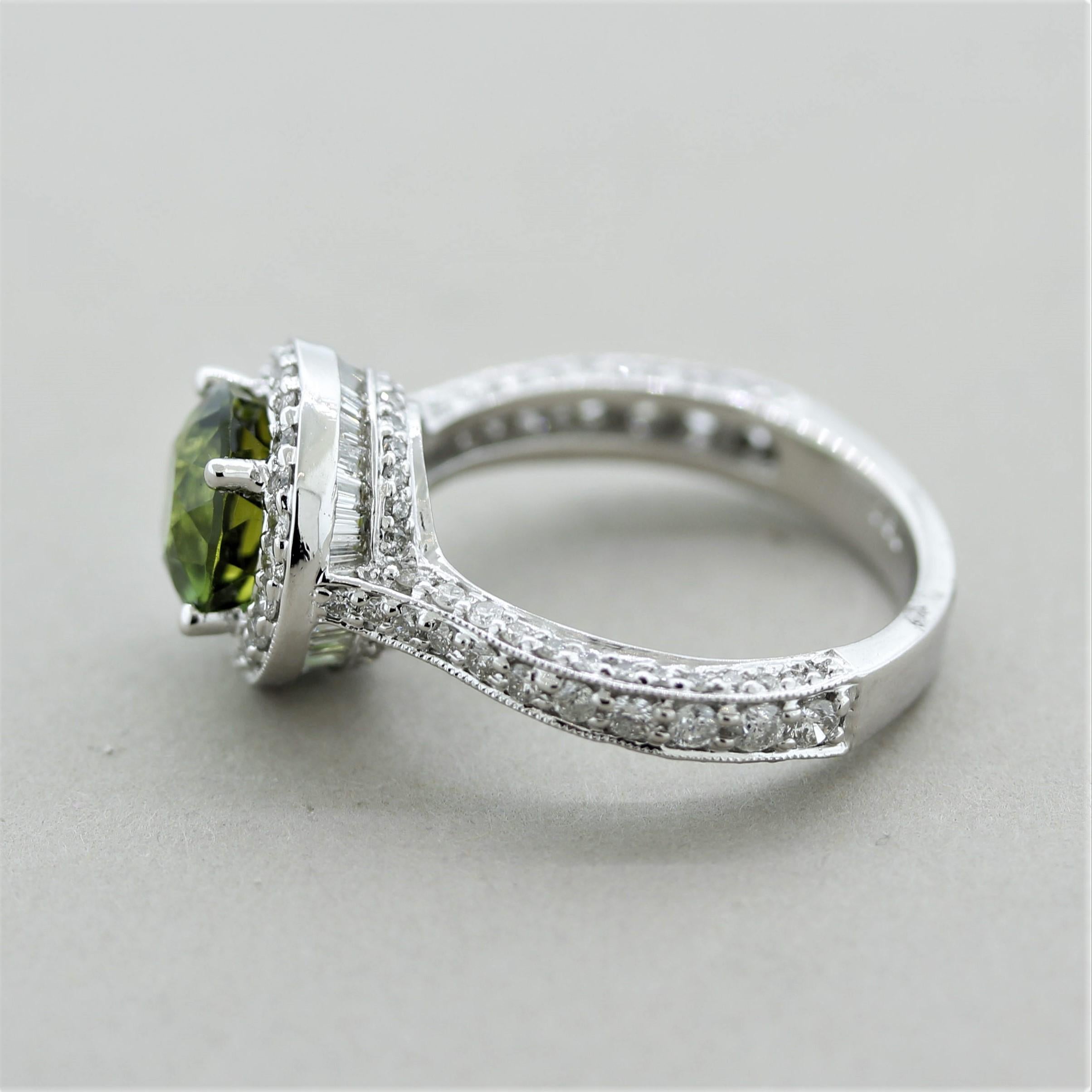 Anillo de oro con diamantes y turmalina verde en Nuevo estado para la venta en Beverly Hills, CA