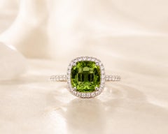 Bague imposante pour femme avec tourmaline verte et diamants en halo - Joaillerie haut de gamme