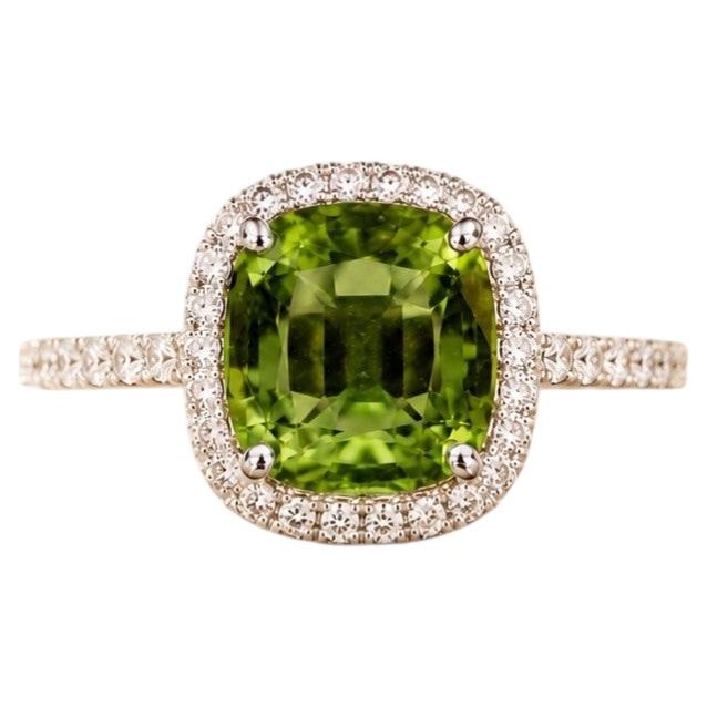 Anillo llamativo con turmalina verde y halo de diamantes para mujer - Joyería de lujo