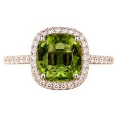 Bague imposante pour femme avec tourmaline verte et diamants en halo - Joaillerie haut de gamme