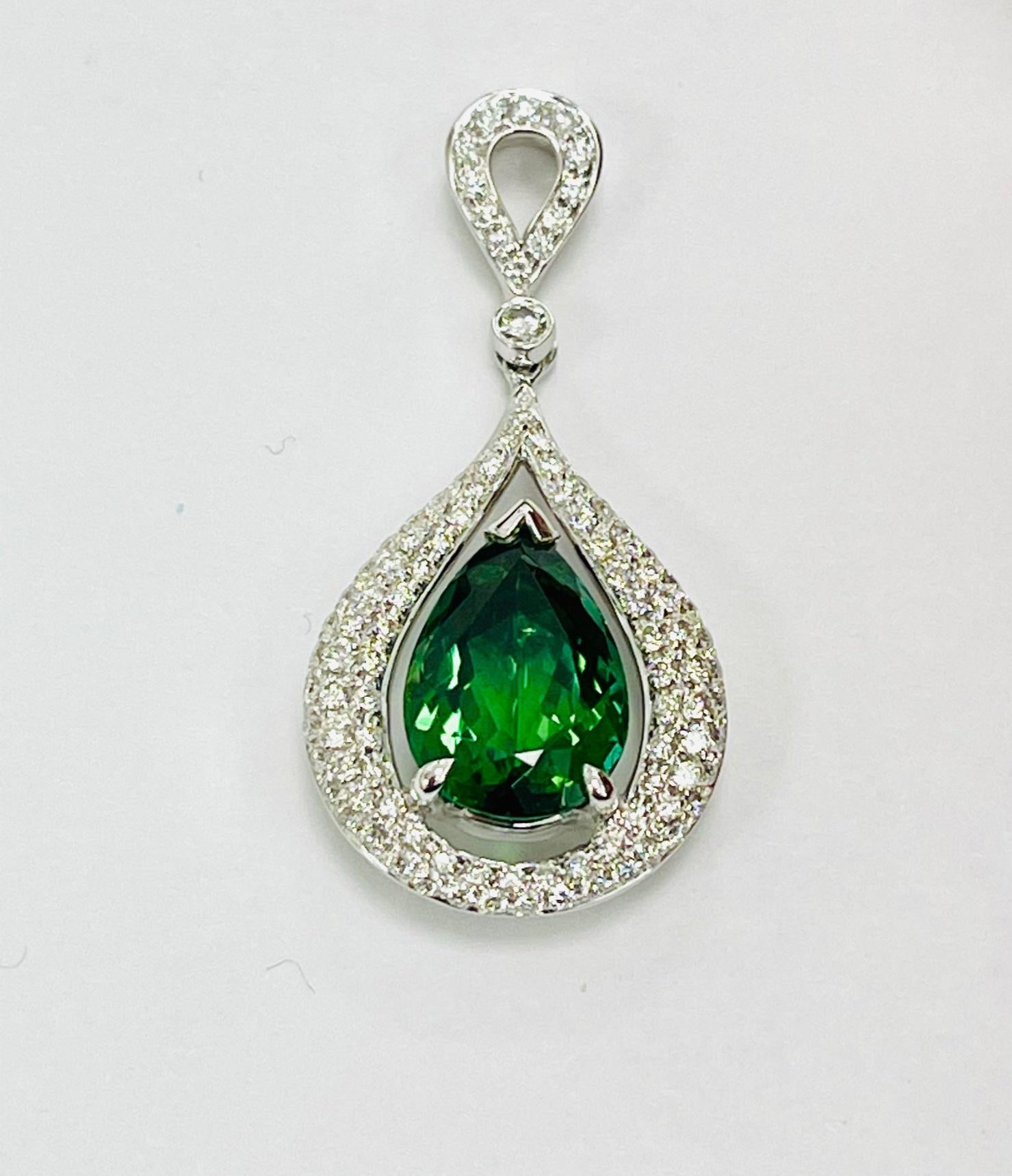 Green tourmaline set in 18k white gold pendant with diamond 
