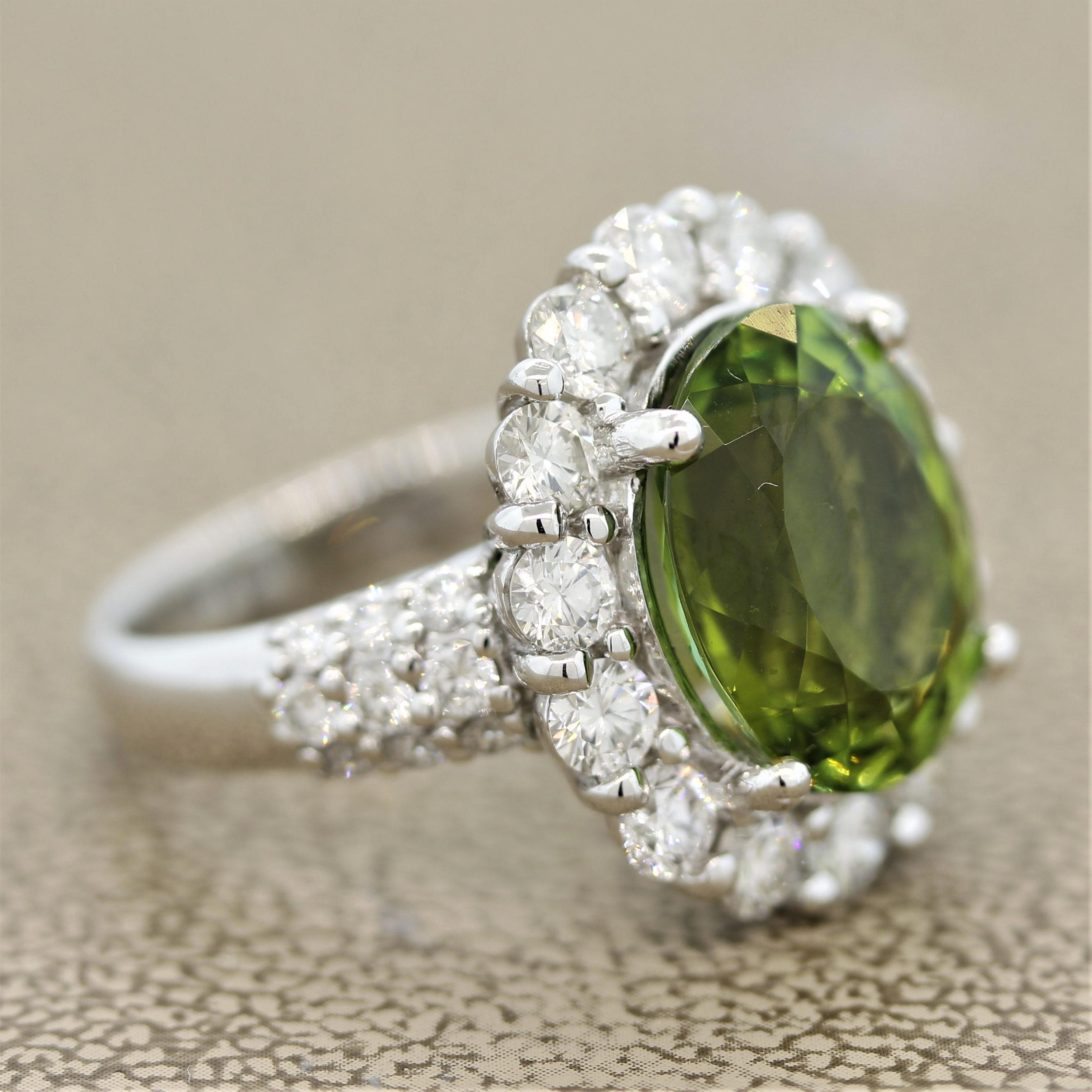 De las mujeres Anillo de cóctel de turmalina verde, diamante y platino en venta