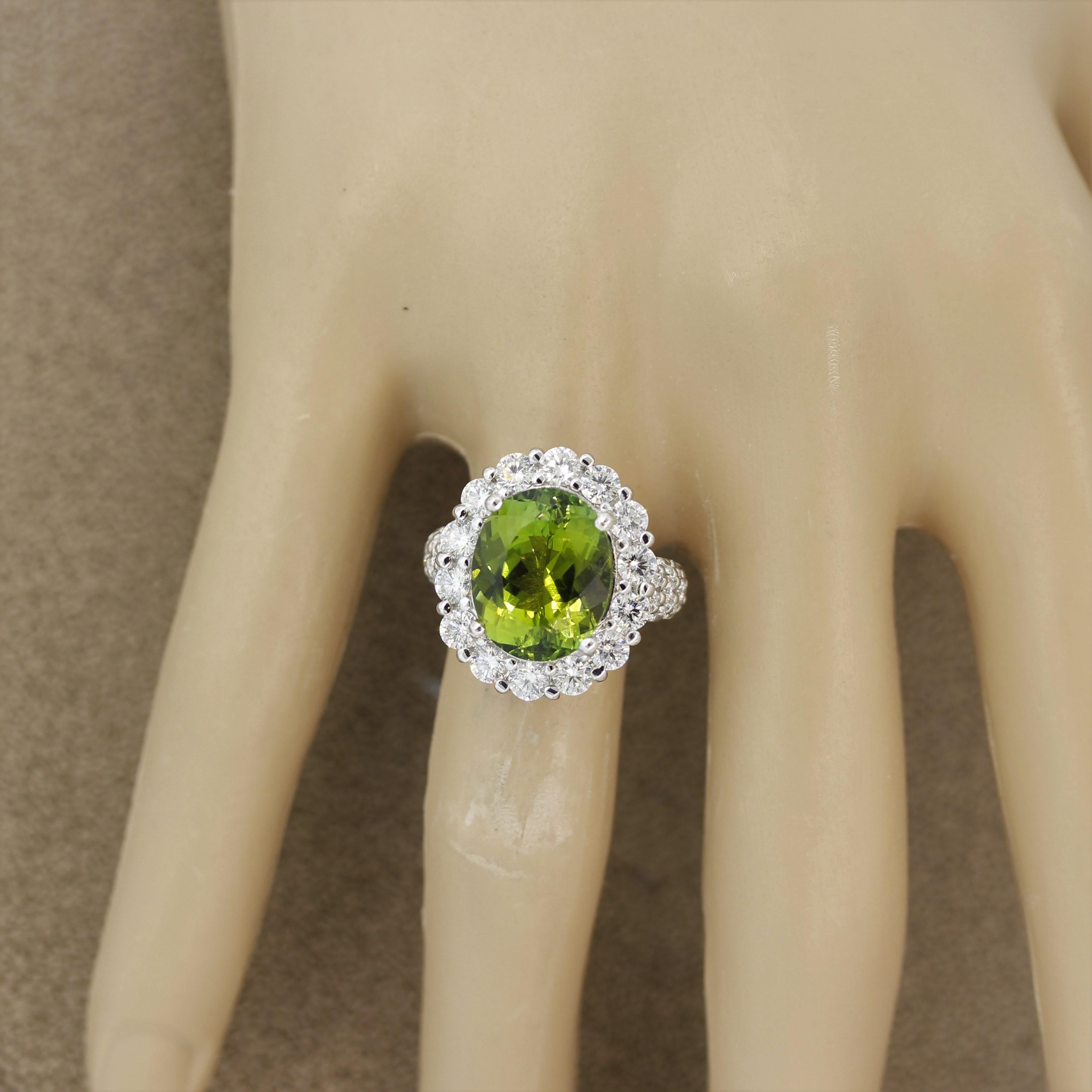 Anillo de cóctel de turmalina verde, diamante y platino en venta 2