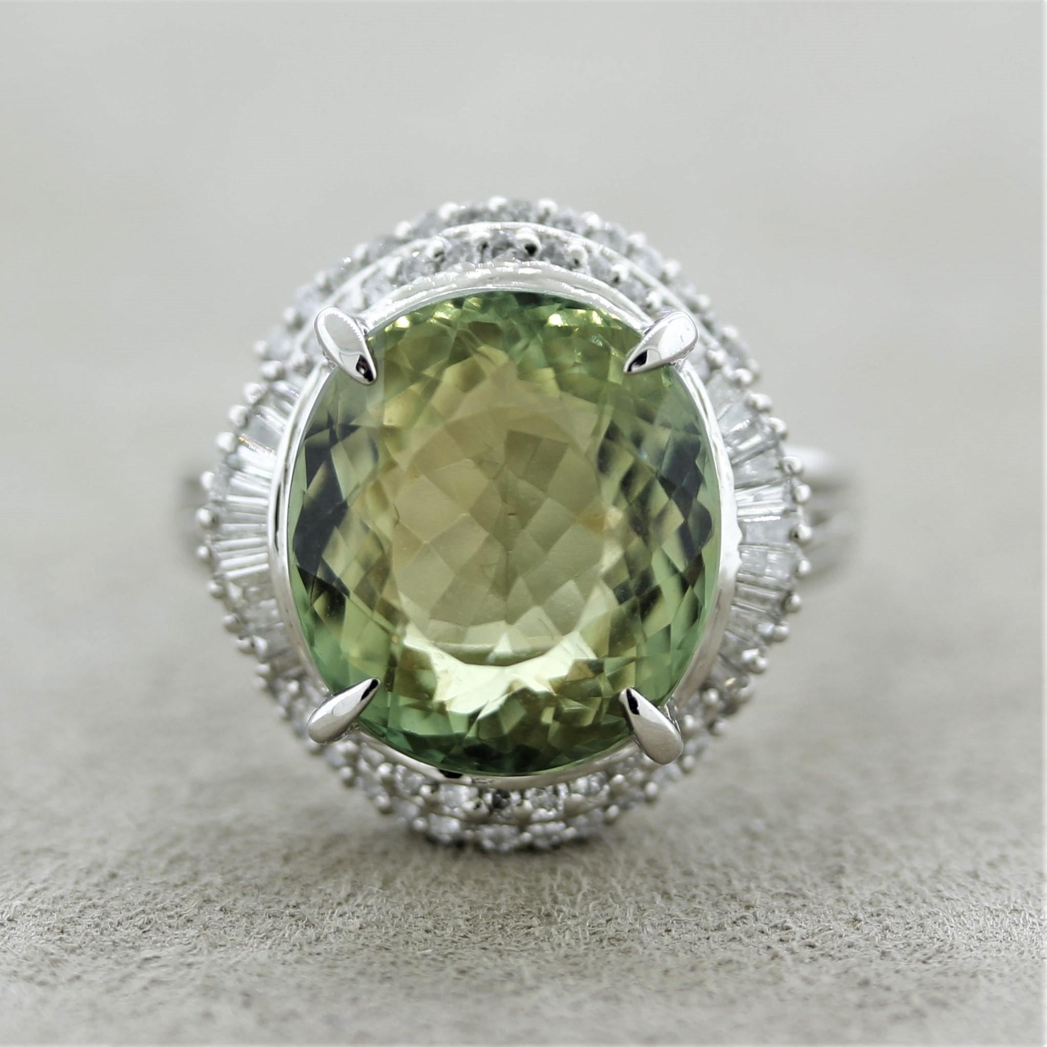 Une tourmaline de 10,50 carats, d'une couleur vert tilleul vive, occupe le devant de la scène. Elle est rehaussée par 0,50 carat de diamants ronds et baguettes sertis autour de la tourmaline dans un motif élégant. Fabriqué à la main en platine et