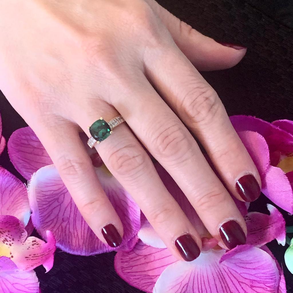Grüner Turmalin und Diamant-Ring in 14 kt Gelbgold mit 2,80 tcw zertifiziert $3.350 013309

Dieses schöne Schmuckstück wurde von Enrico Kassini entworfen!

Nichts sagt mehr 