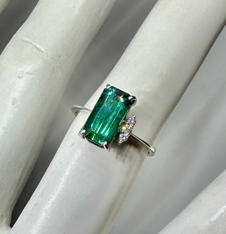 Contemporary Green Tourmaline Diamond Ring 18 Karat White Gold Engagement Cocktail Ring For Sale