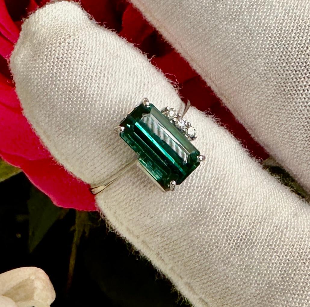 Green Tourmaline Diamond Ring 18 Karat White Gold Engagement Cocktail Ring In Excellent Condition In New York, NY