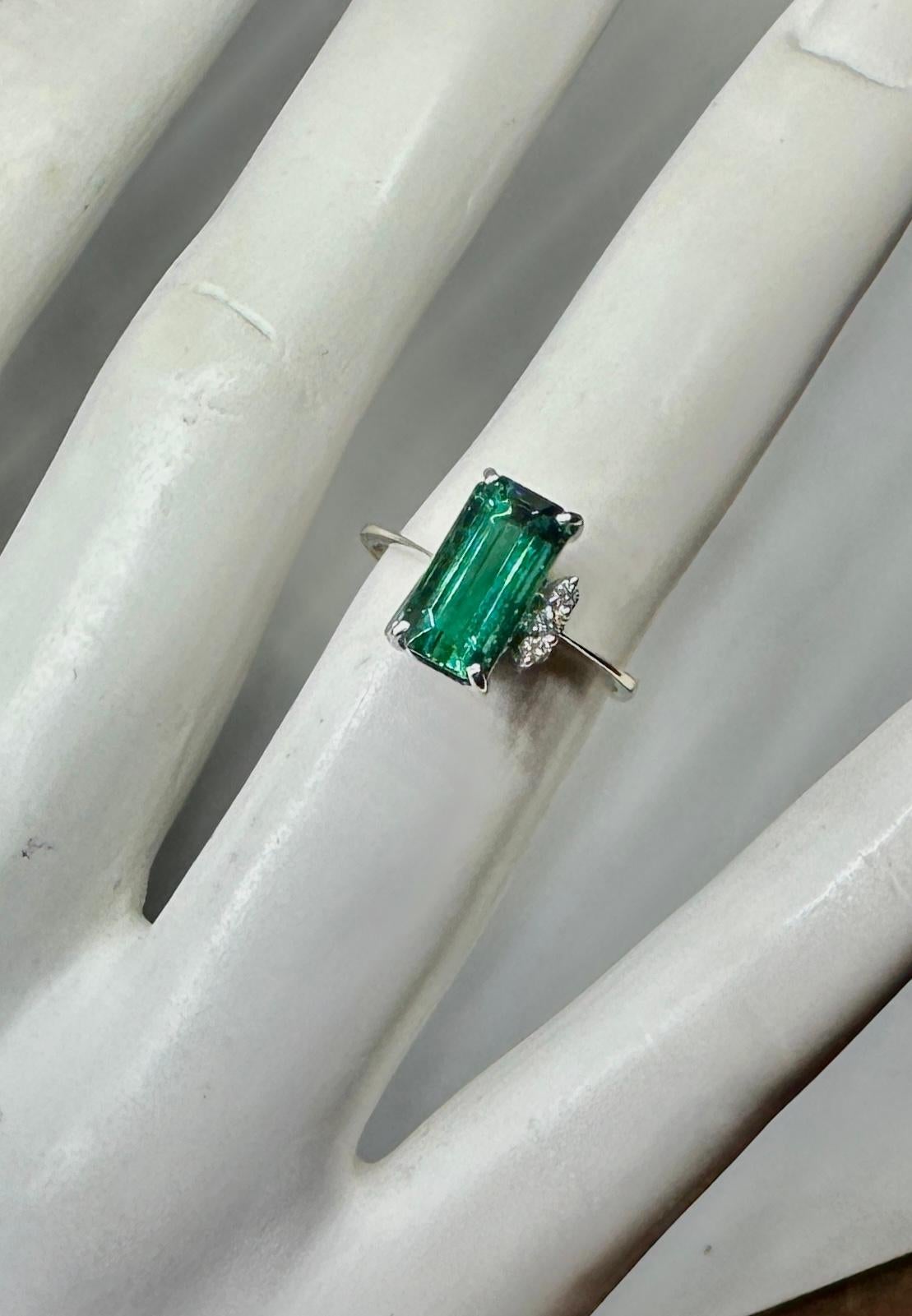 Green Tourmaline Diamond Ring 18 Karat White Gold Engagement Cocktail Ring In Excellent Condition For Sale In New York, NY
