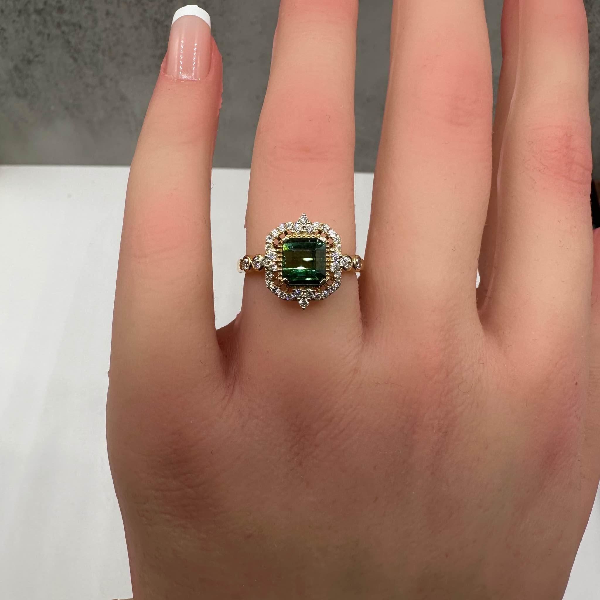 Green Tourmaline & Diamond Ring in 18kt Yellow Gold - 1.26ct Tourmaline, Size 6 In Excellent Condition In West Hempstead, NY