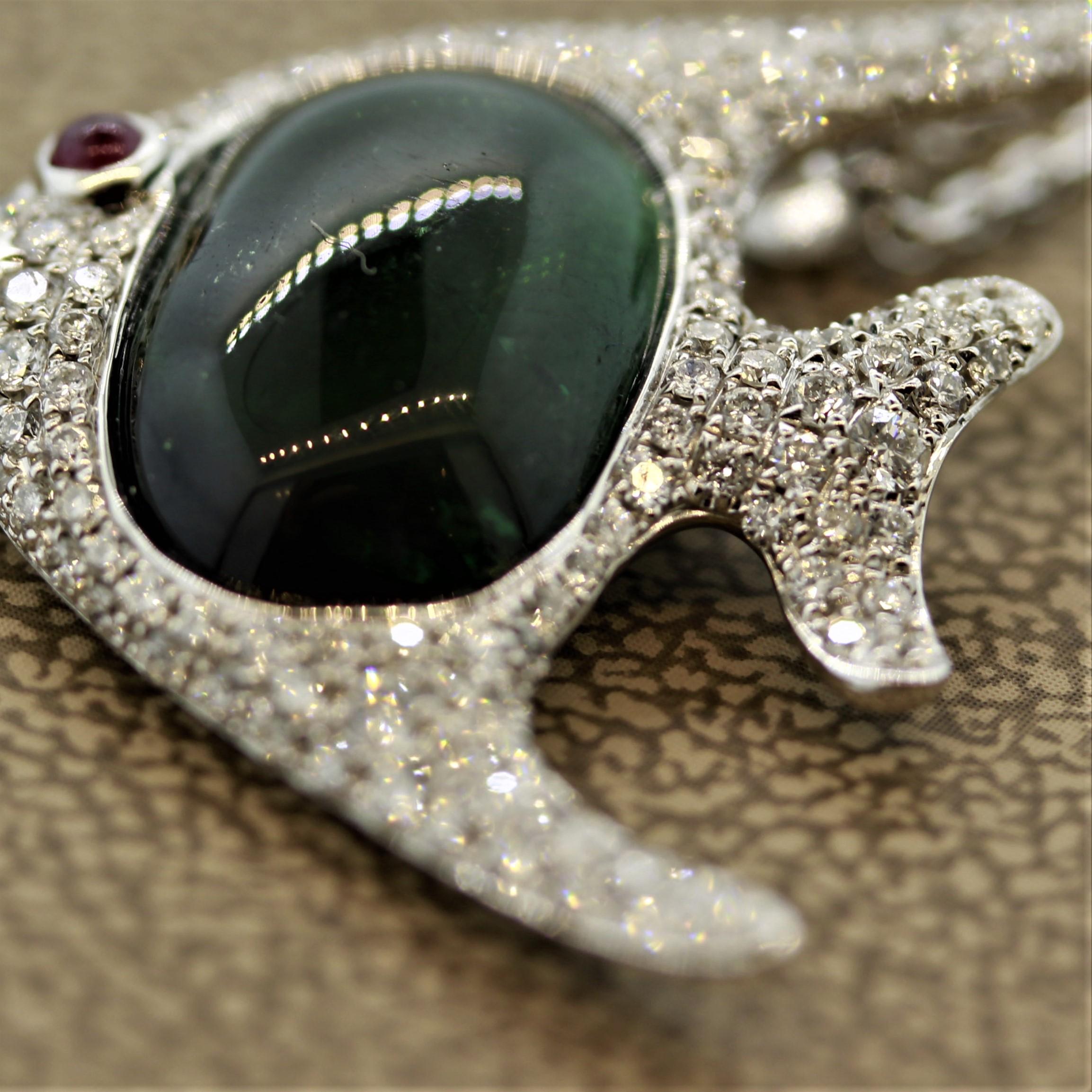 Ciondolo a forma di pesce in oro con diamante e tormalina verde e rubino In condizioni Nuovo in vendita a Beverly Hills, CA