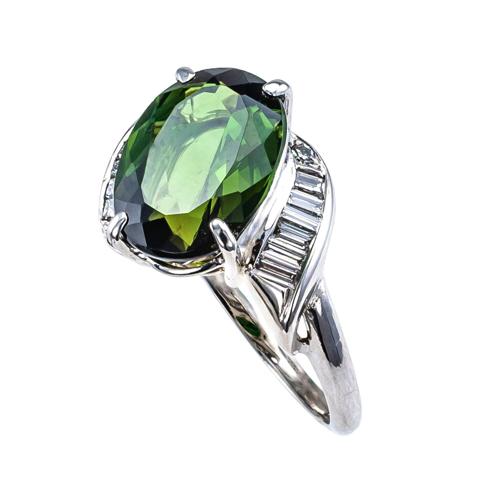 Taille ovale Bague cocktail en or blanc avec tourmaline verte et diamants en vente