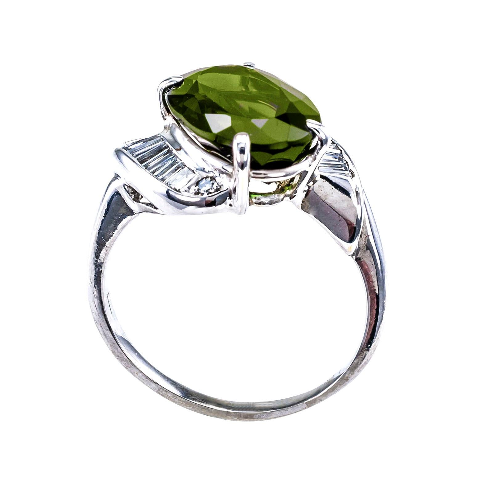 Bague cocktail en or blanc avec tourmaline verte et diamants Bon état - En vente à Los Angeles, CA