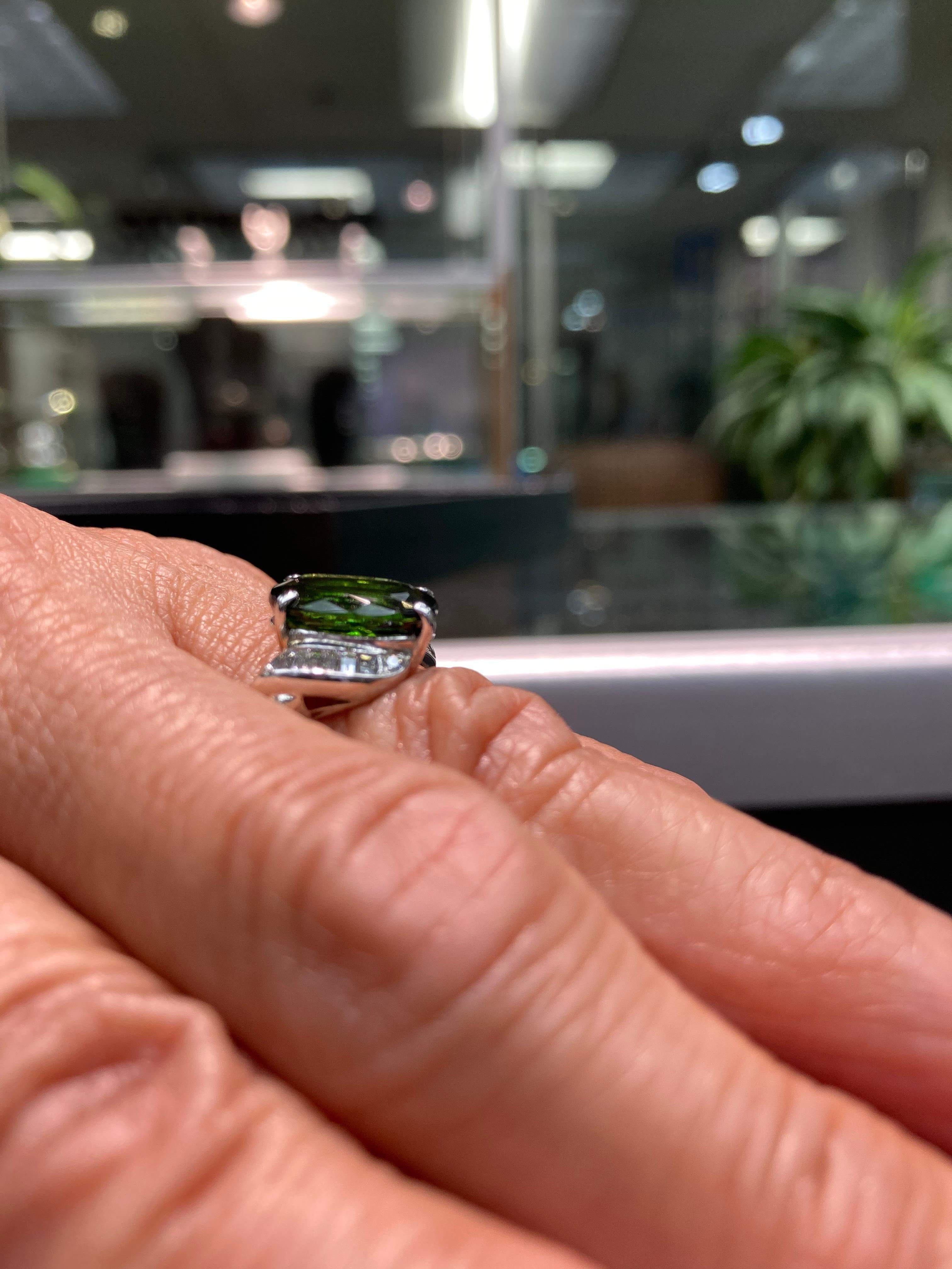 Anello cocktail in oro bianco con diamante e tormalina verde 3