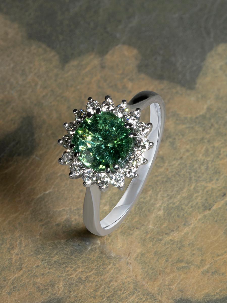 Bague fleur de style Art déco en or blanc avec tourmaline verte et diamants en vente 4