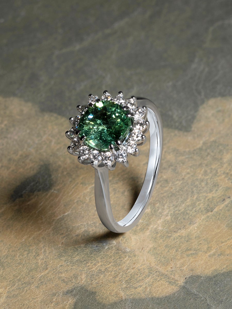 Bague en or blanc 14K avec tourmaline verte naturelle et diamants
origine de la tourmaline - Mozambique
Dimensions de la pierre - 0,16 х 0,28 х 0,28 in / 4 х 7 х 7 mm
Poids de la pierre - 1,30 carats
Taille de la bague - 6.5 US
Poids de l'anneau -