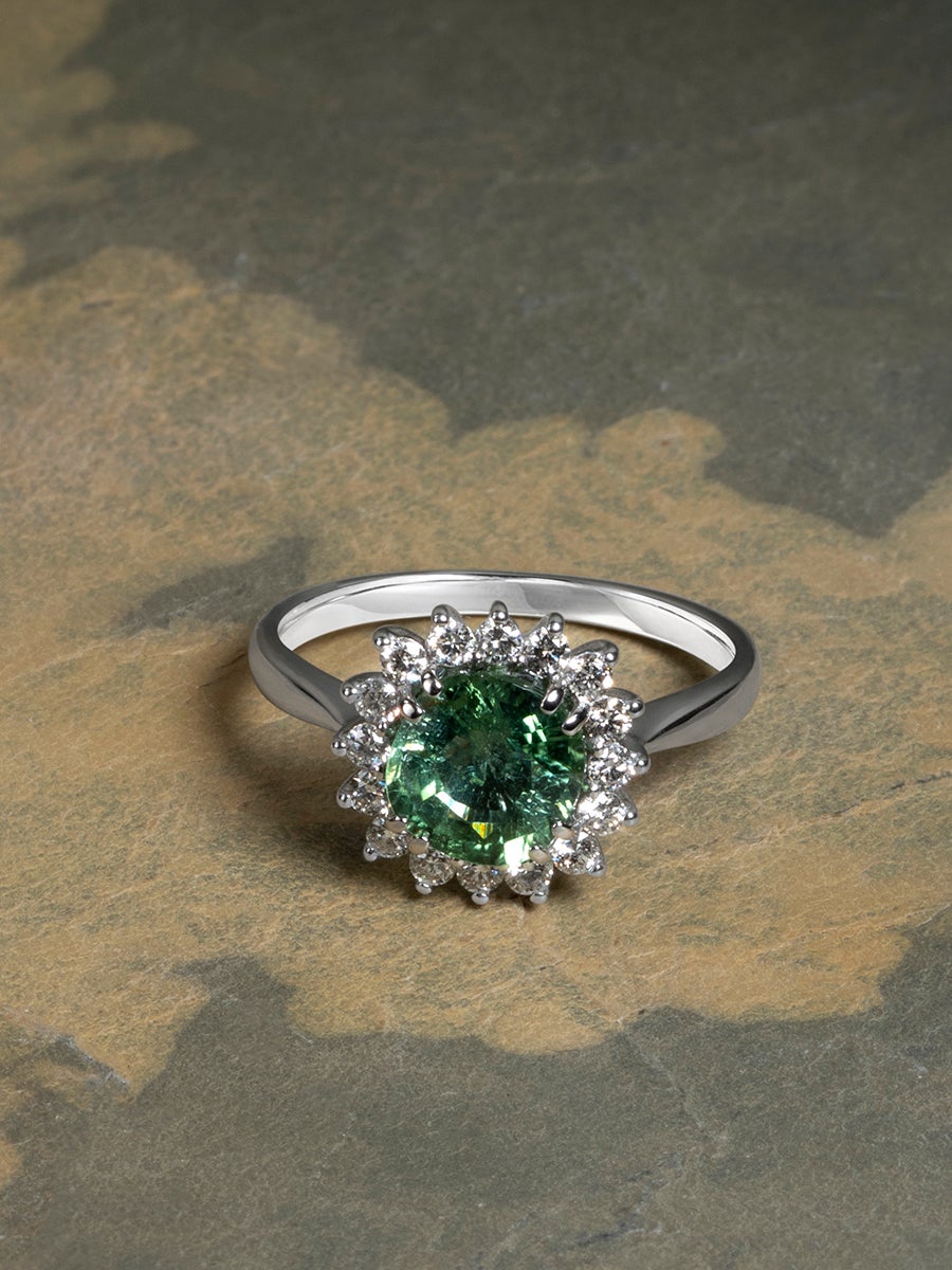 Green Tourmaline Diamond White Gold Ring Art Deco Style Flower In New Condition For Sale In Berlin, DE