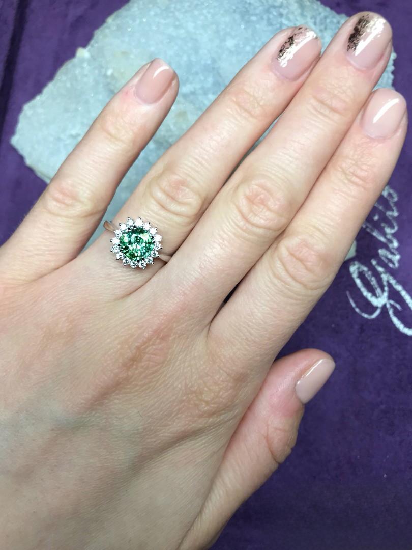 Bague fleur de style Art déco en or blanc avec tourmaline verte et diamants Unisexe en vente