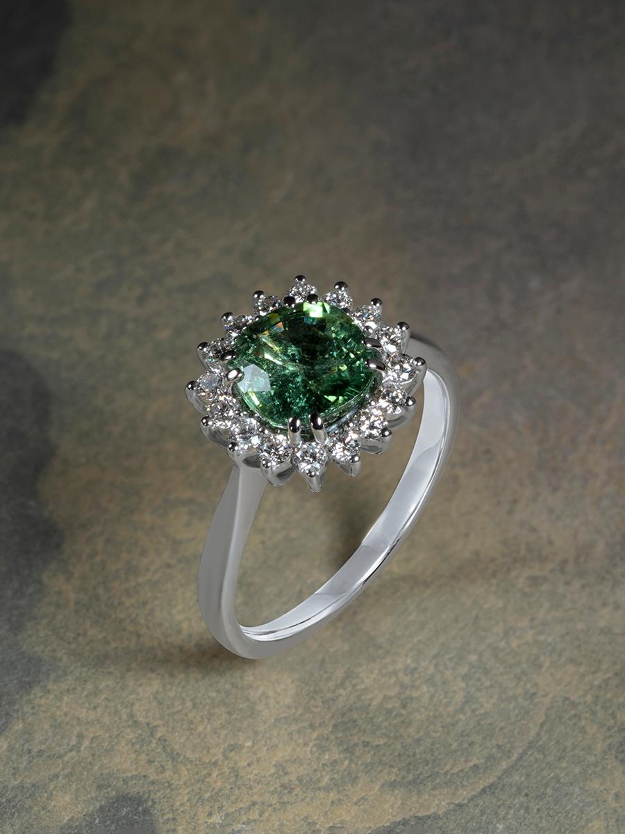 Bague fleur de style Art déco en or blanc avec tourmaline verte et diamants en vente 2