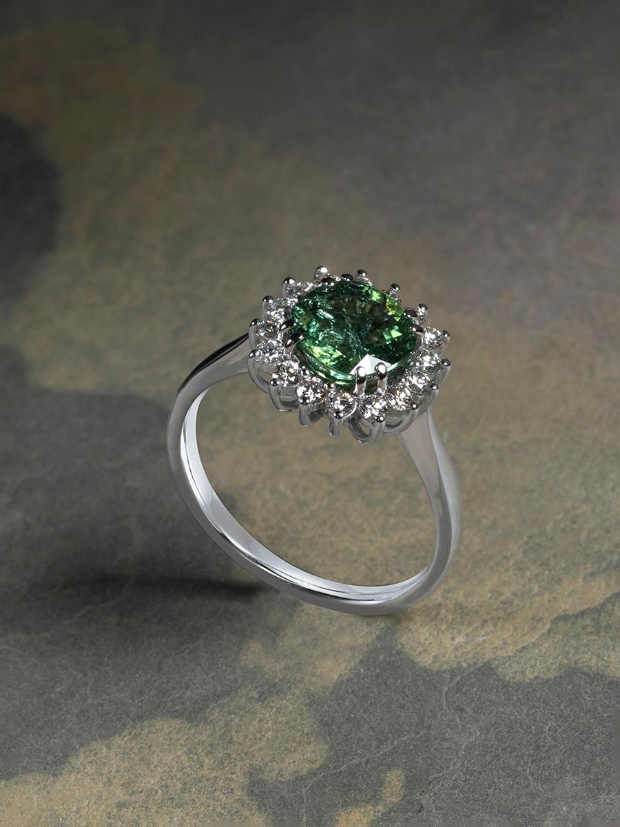Bague fleur de style Art déco en or blanc avec tourmaline verte et diamants en vente 3