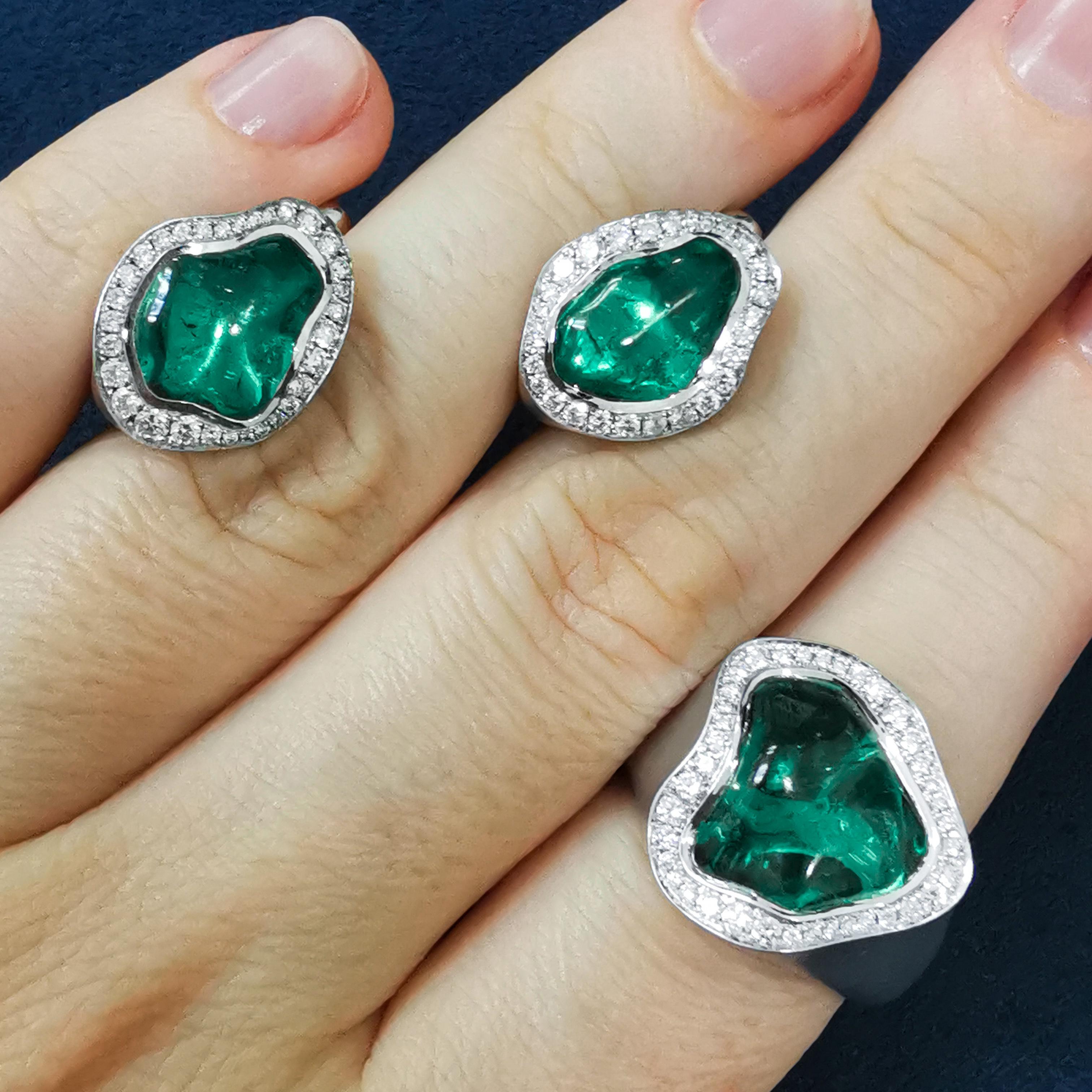Green Tourmaline Diamonds 18 Karat White Matte Gold Spectrum Suite

Exquisite and stylish, this 18K White Gold, Green Tourmalines, Diamonds Suite from the Spectrum collection is sure to draw attention. A stunning baroque-shaped Green Tourmaline is