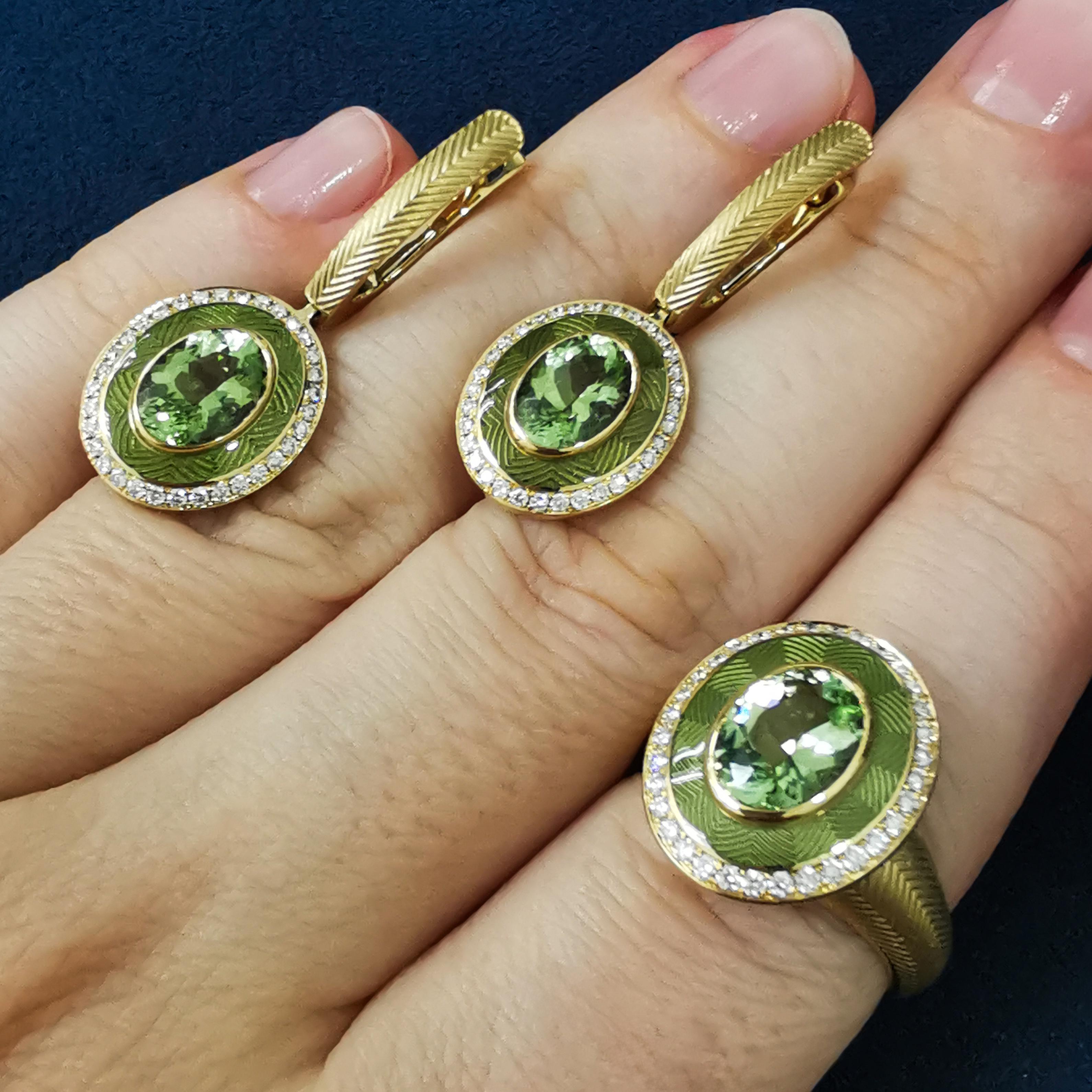 Green Tourmaline Diamonds Enamel 18 Karat Yellow Gold Tweed Suite

Perhaps this is the brightest and most popular representative of the Pret-a-Porter collection. The texture of Tweed reminds of the well-known fabric, but most importantly, it reminds
