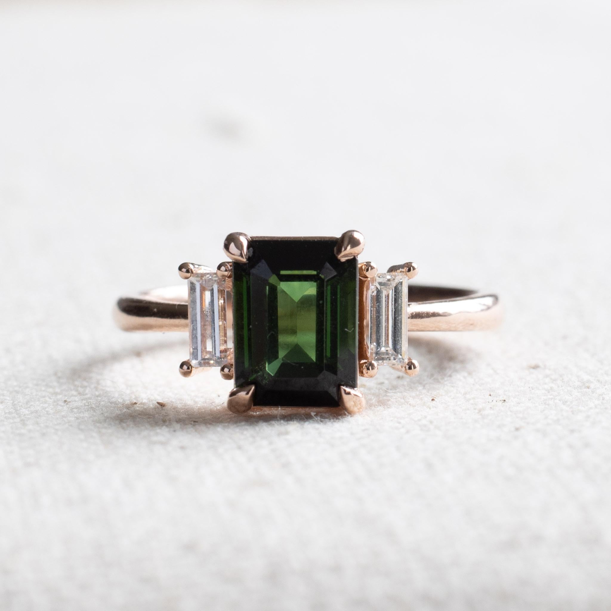 Ring mit grünem Turmalin im Smaragdschliff und Baguette-Diamanten, drei Steinen (Art déco) im Angebot