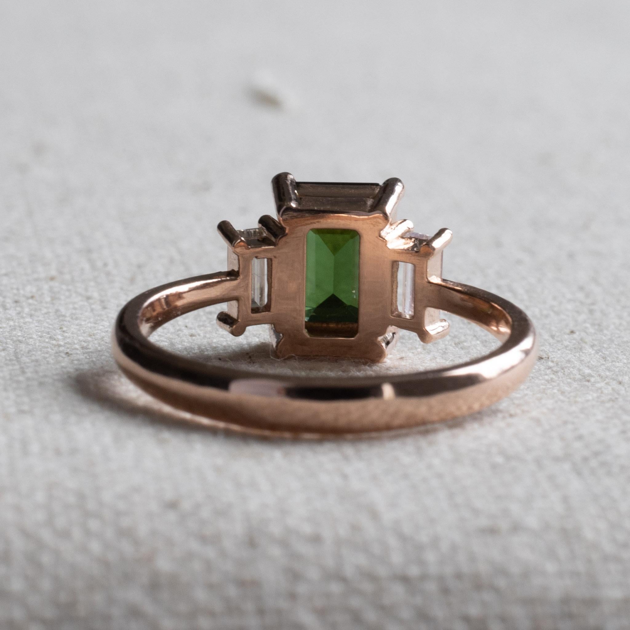 Ring mit grünem Turmalin im Smaragdschliff und Baguette-Diamanten, drei Steinen im Zustand „Neu“ im Angebot in Wallingford, CT