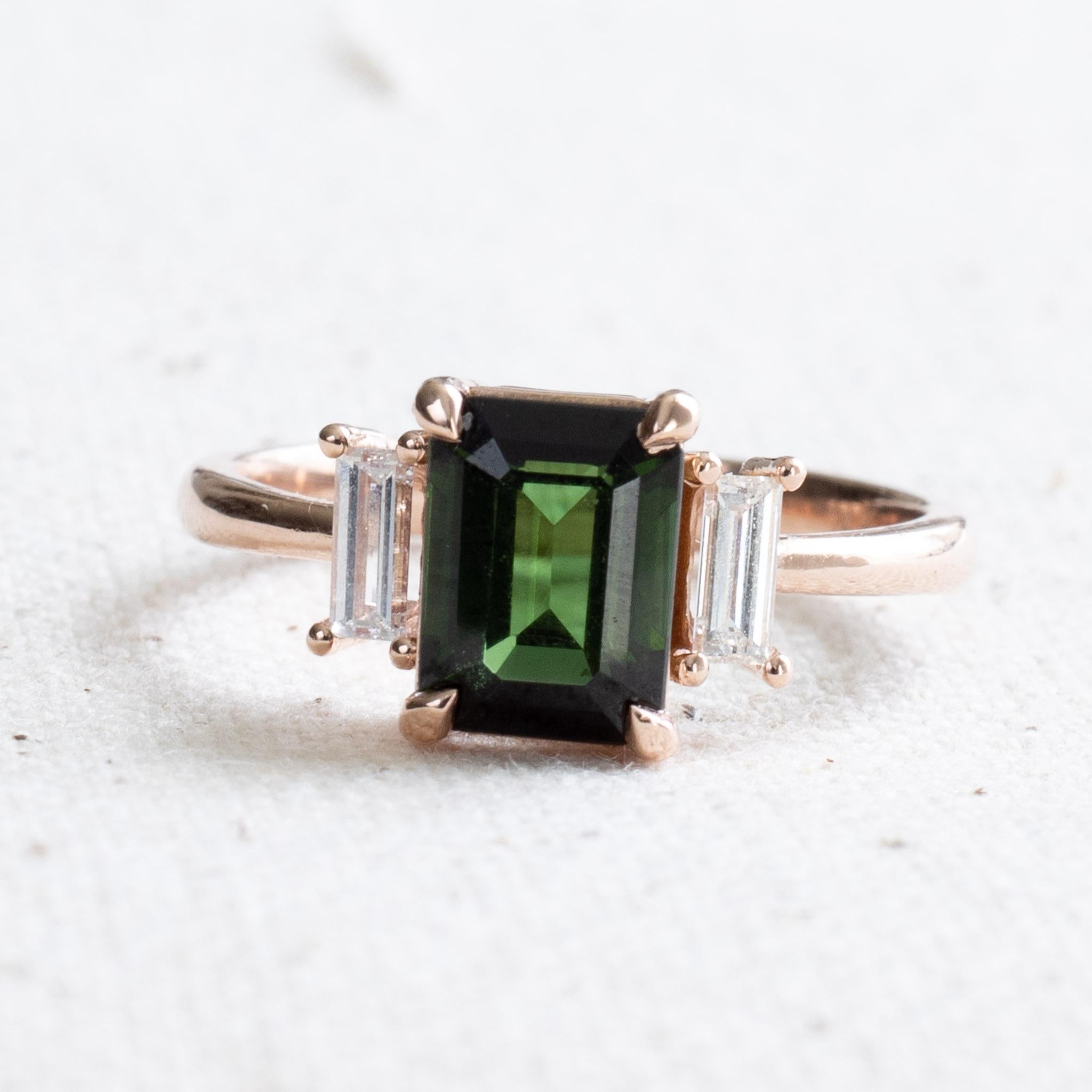 Ring mit grünem Turmalin im Smaragdschliff und Baguette-Diamanten, drei Steinen Damen im Angebot