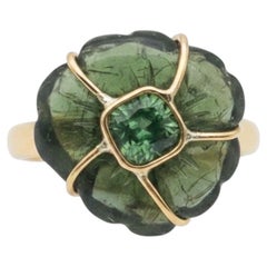 Anillo de flor con turmalina verde y oro de 14k, con una banda de 3 mm de ancho