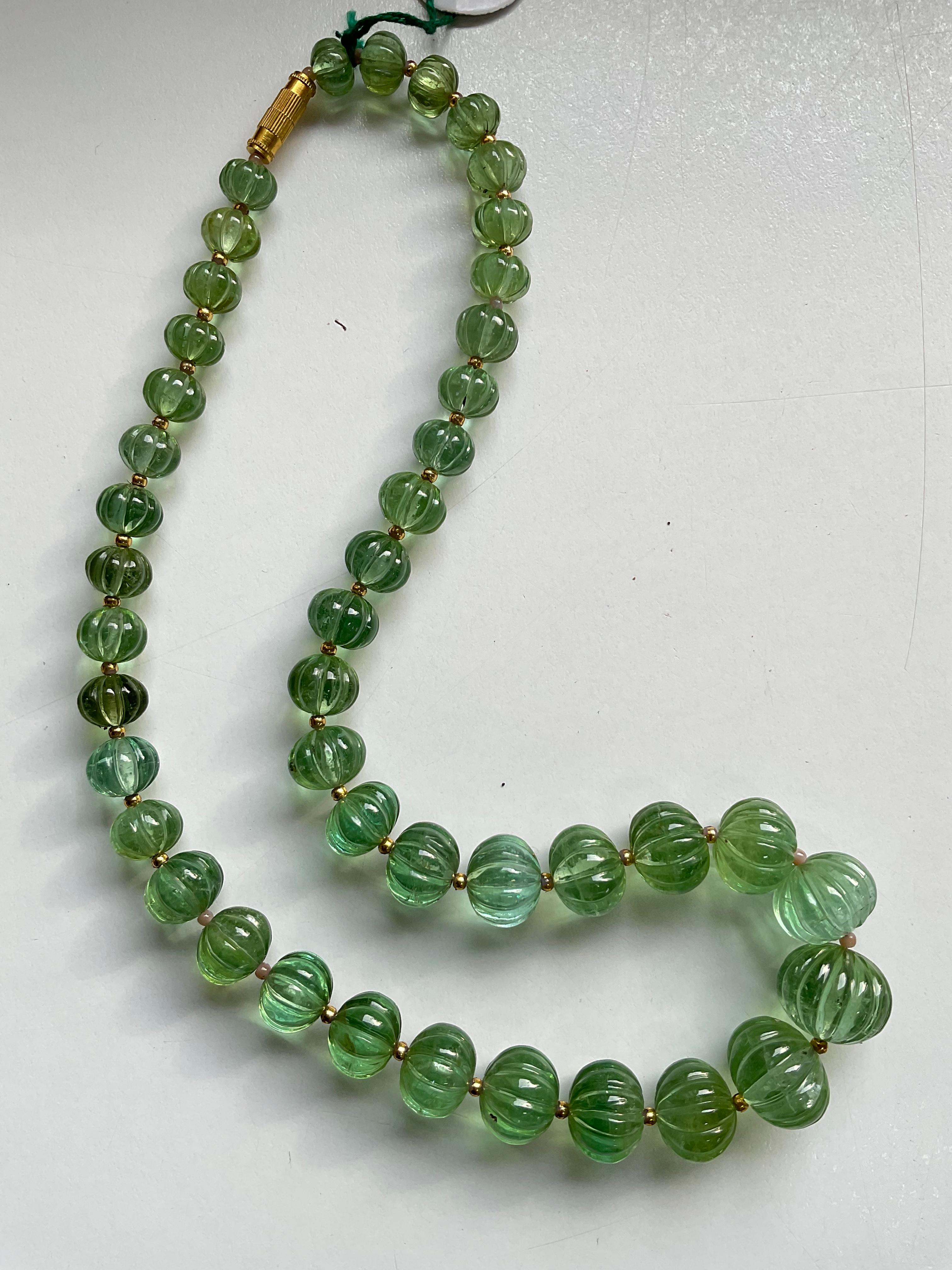 Grüner Turmalin Melone Perlenschmuck Halskette Melone Perlen Edelstein Qualität
Größe: 8,4 bis 15 MM 
Gewicht : 352,9 Karat
L�änge der Halskette : 16 Zoll

