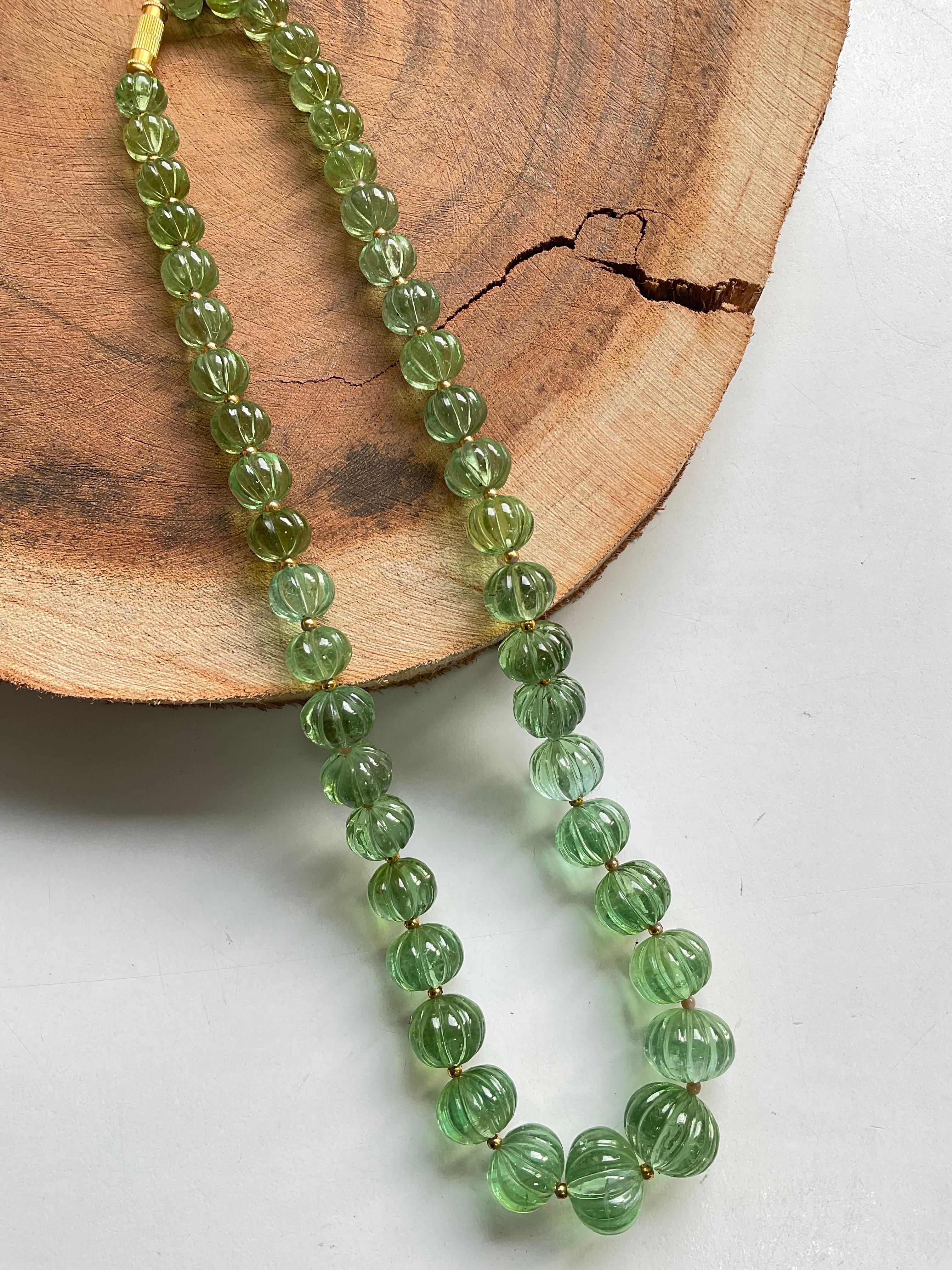 Grüner Turmalin geriffelter Perlenschmuck Halskette Melon Perlen Edelstein Qualität für Damen oder Herren