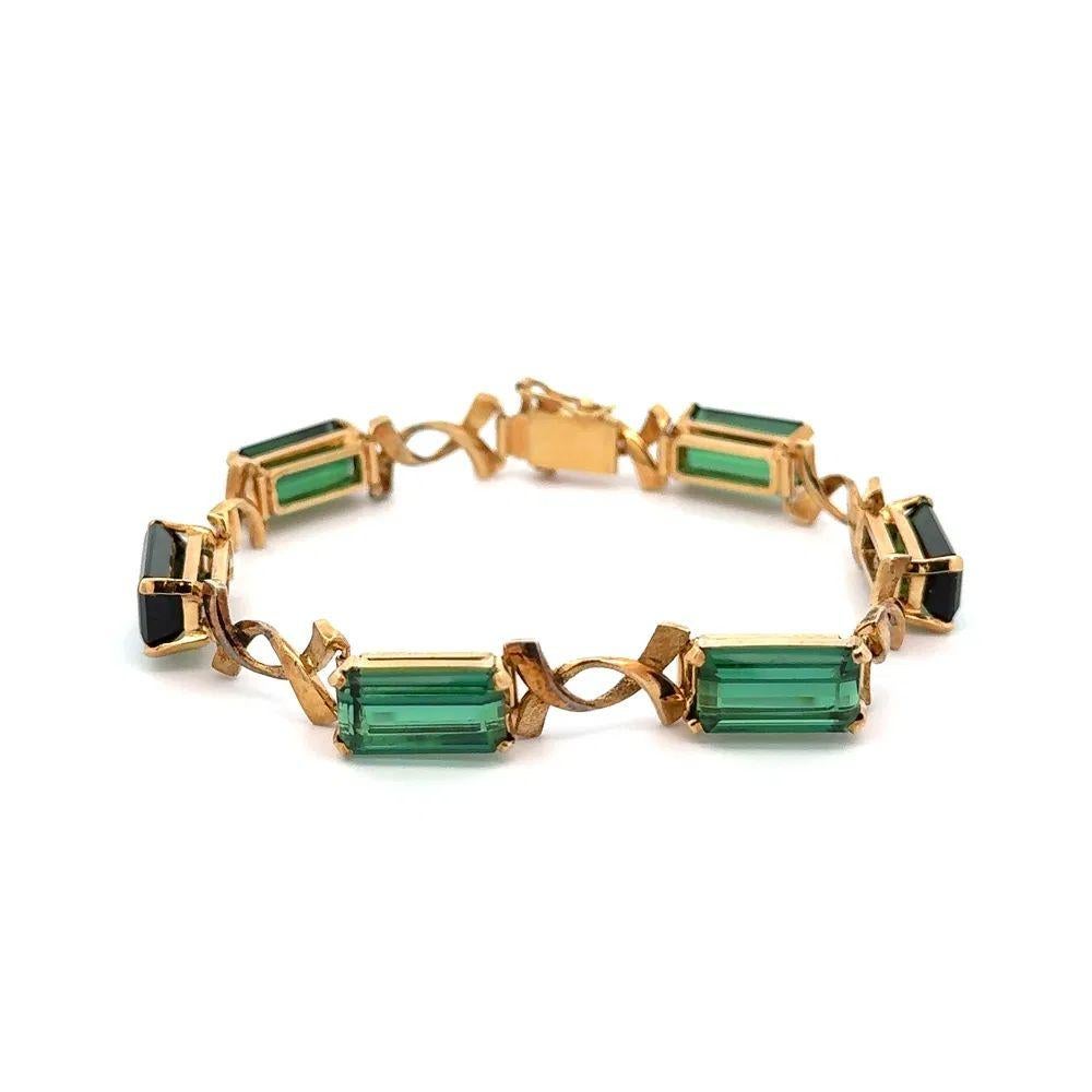 Sencillamente hermoso Pulsera de eslabones en X de oro con turmalina verde finamente detallada. Engastada a mano con gemas de turmalina verde talla esmeralda, con un peso aproximado de 18 qt. La pulsera mide aprox. 7.5