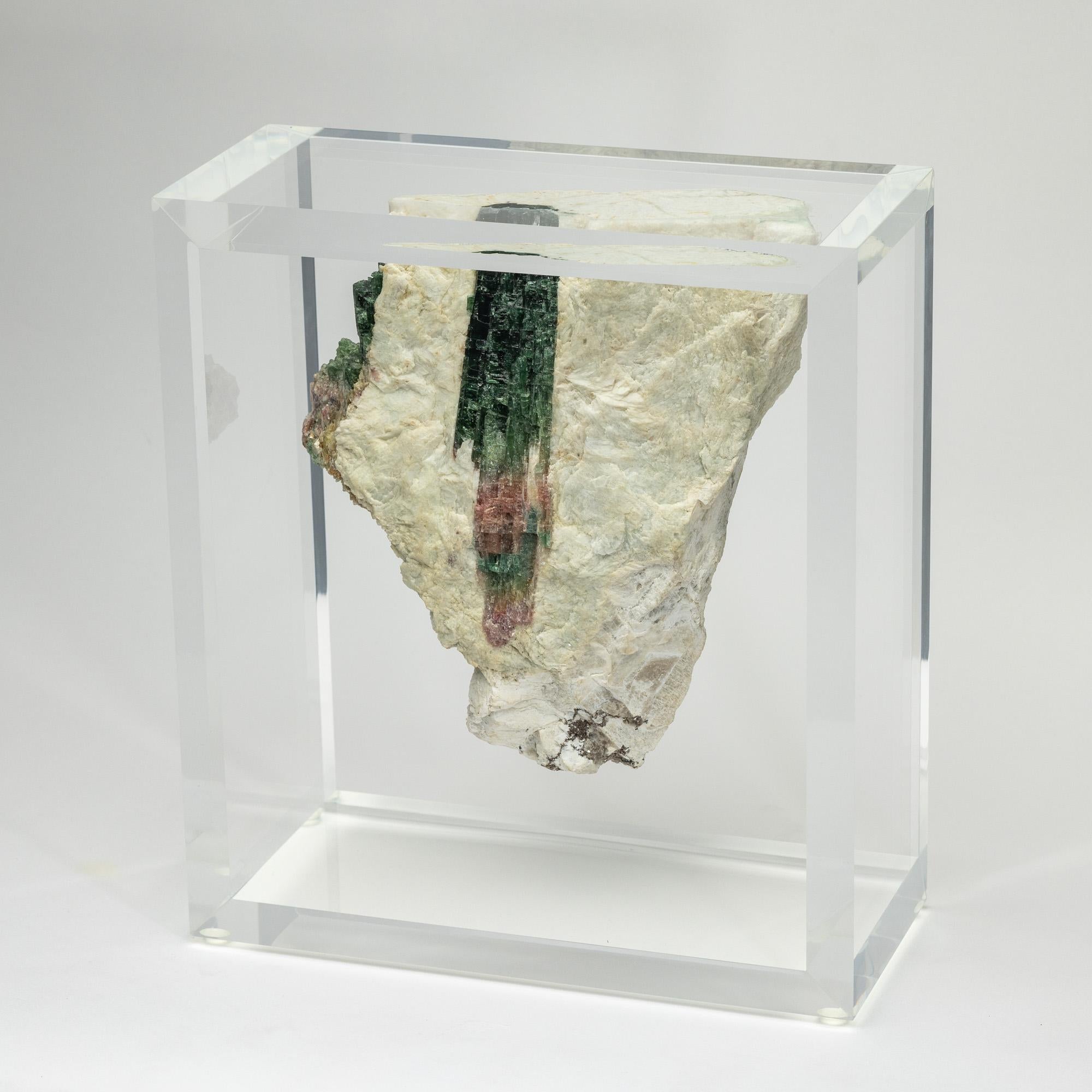 Organico moderno Tormalina verde montata su una base in acrilico dal design originale in vendita