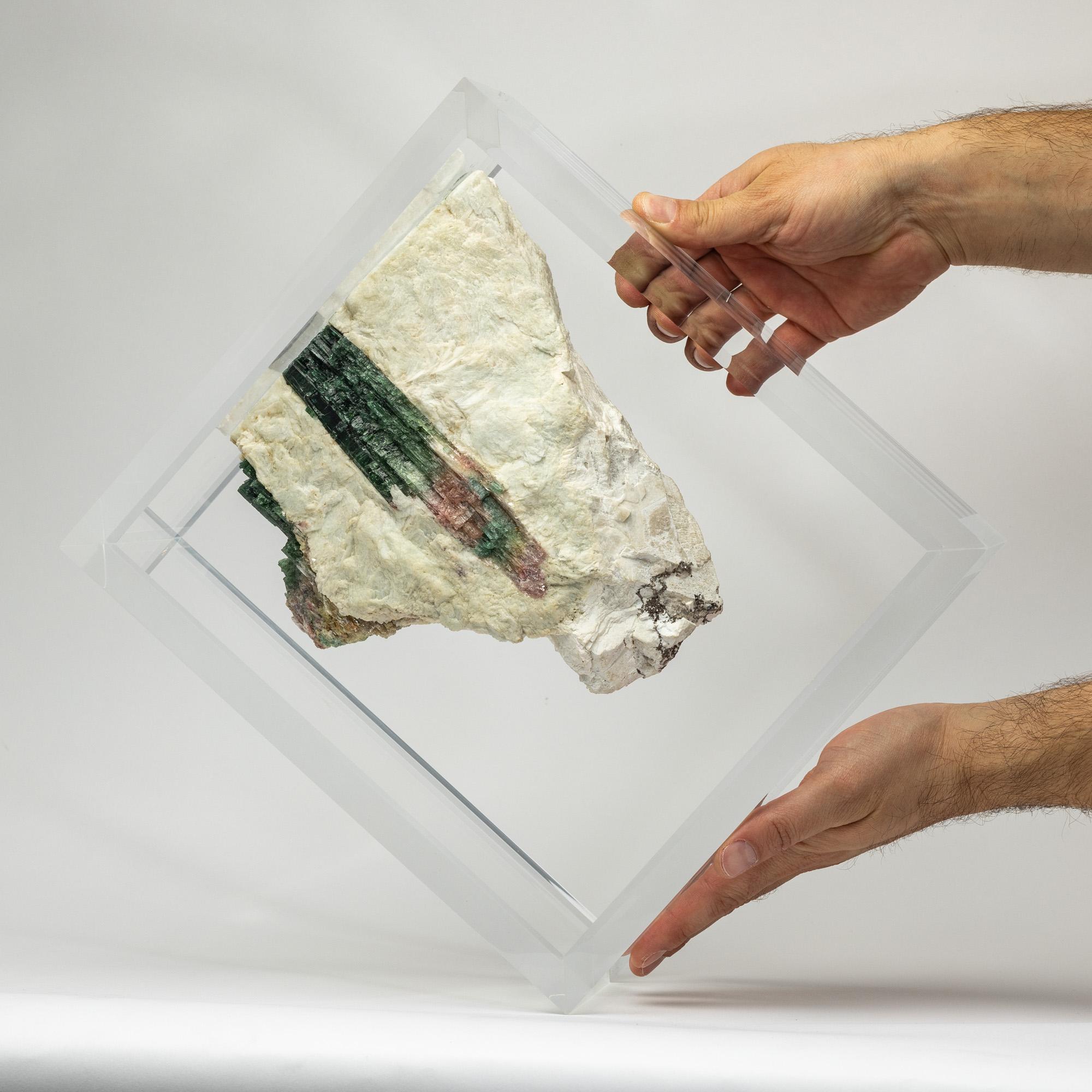 Messicano Tormalina verde montata su una base in acrilico dal design originale in vendita