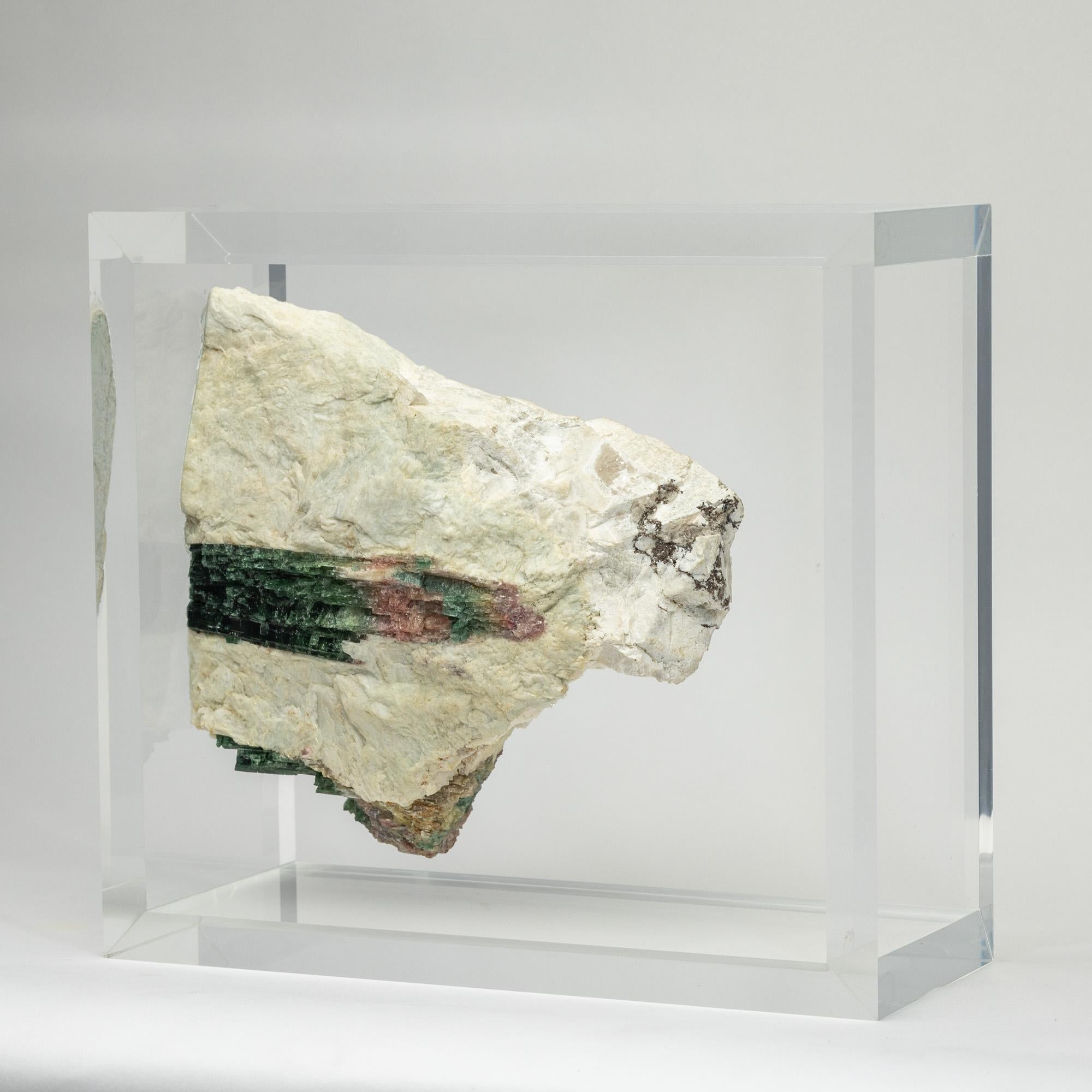 XXI secolo e contemporaneo Tormalina verde montata su una base in acrilico dal design originale in vendita