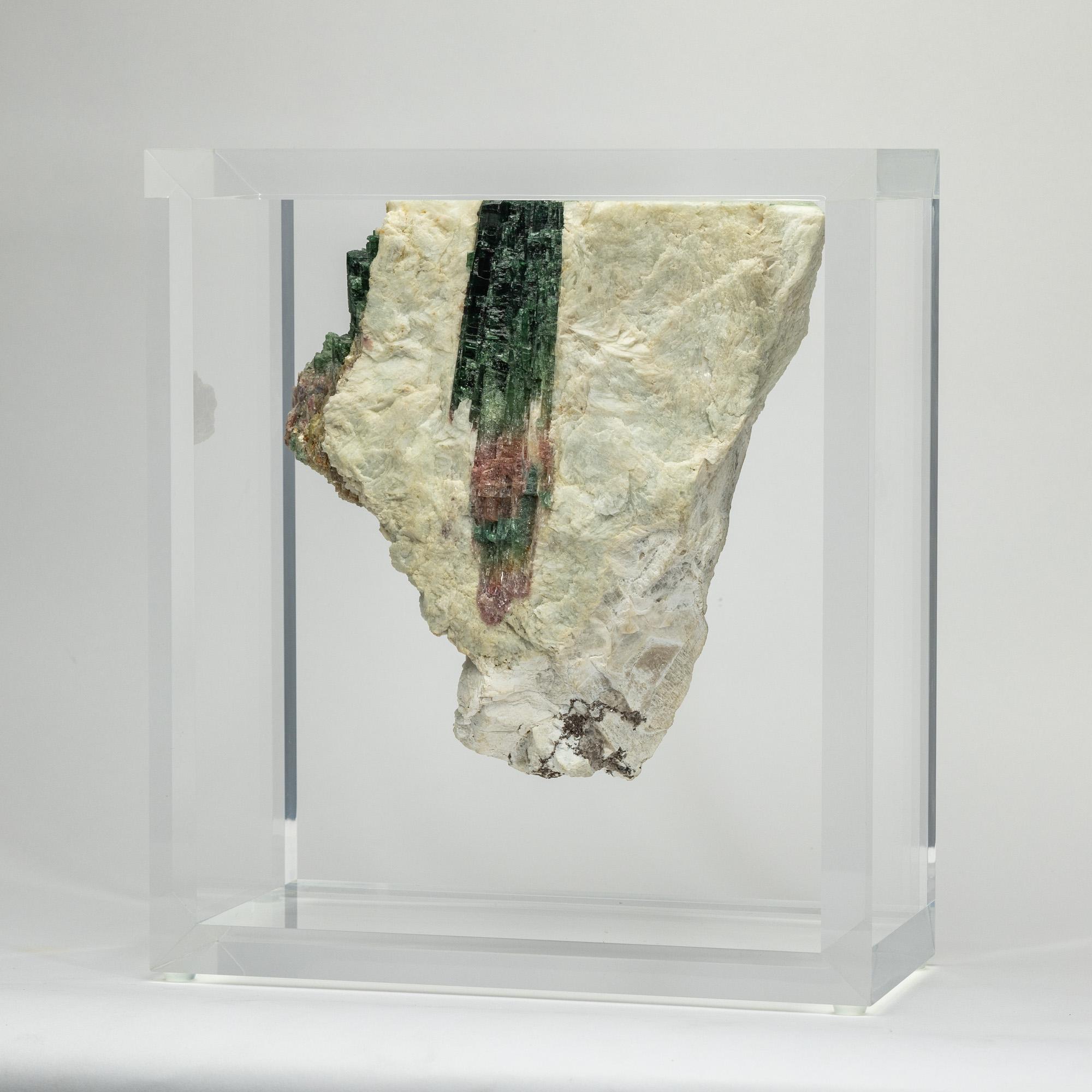 Acrilico Tormalina verde montata su una base in acrilico dal design originale in vendita