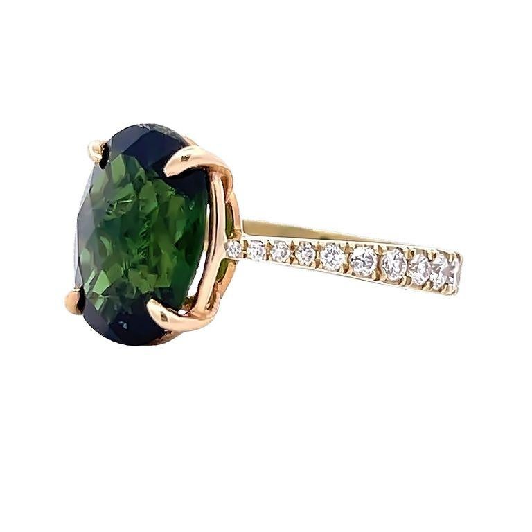 Wir freuen uns, Ihnen unseren exquisiten Ring mit grünem Turmalin zu präsentieren, der die Schönheit von Edelsteinen und Diamanten zu einem atemberaubenden Schmuckstück vereint. In der Mitte des Rings befindet sich ein einzigartiger ovaler grüner