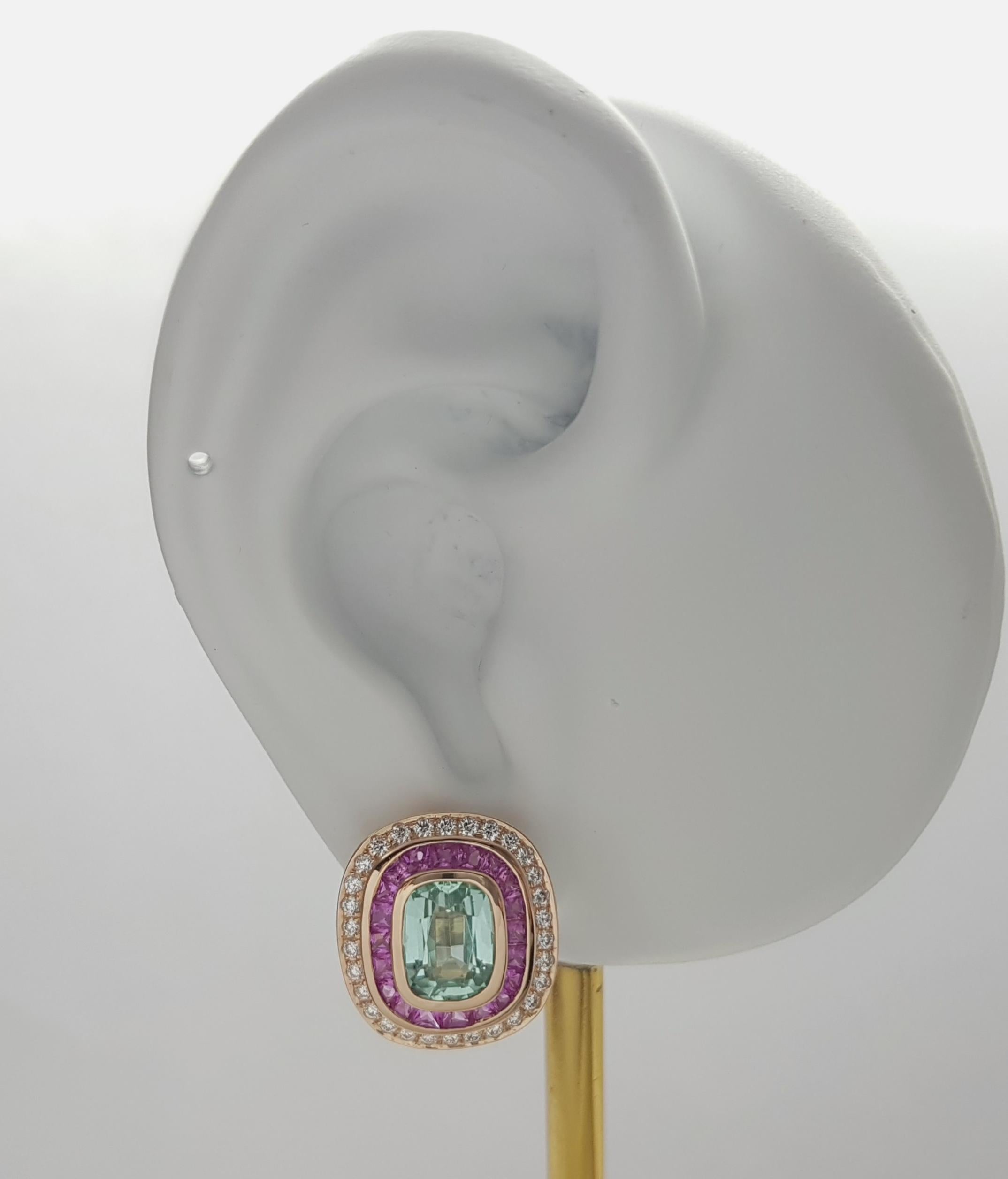 Orecchini con tormalina verde da 3,46 carati, zaffiro rosa da 1,07 carati e diamante da 0,57 carati incastonati in oro rosa 18 carati

Larghezza: 1.6 cm 
Lunghezza: 1.8 cm
Peso totale: 9,95 grammi


