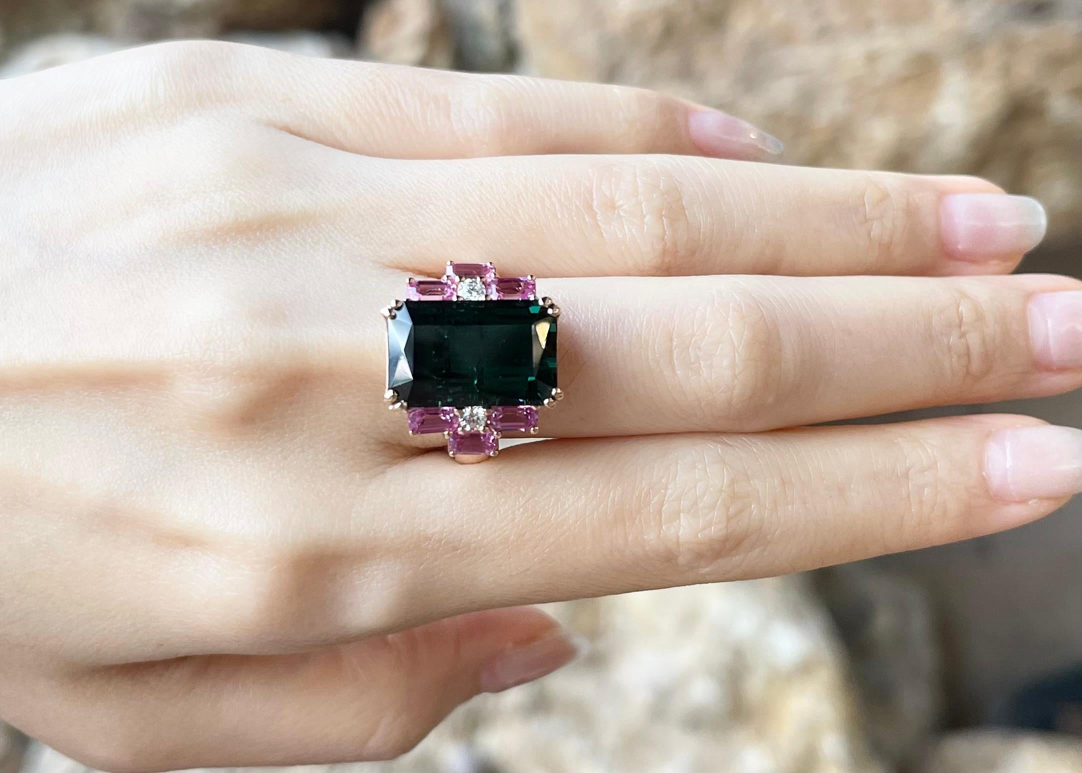 Contemporary Green Tourmaline, Pink Sapphire and Diamond Ring set in 18K Rose Gold Settings For Sale