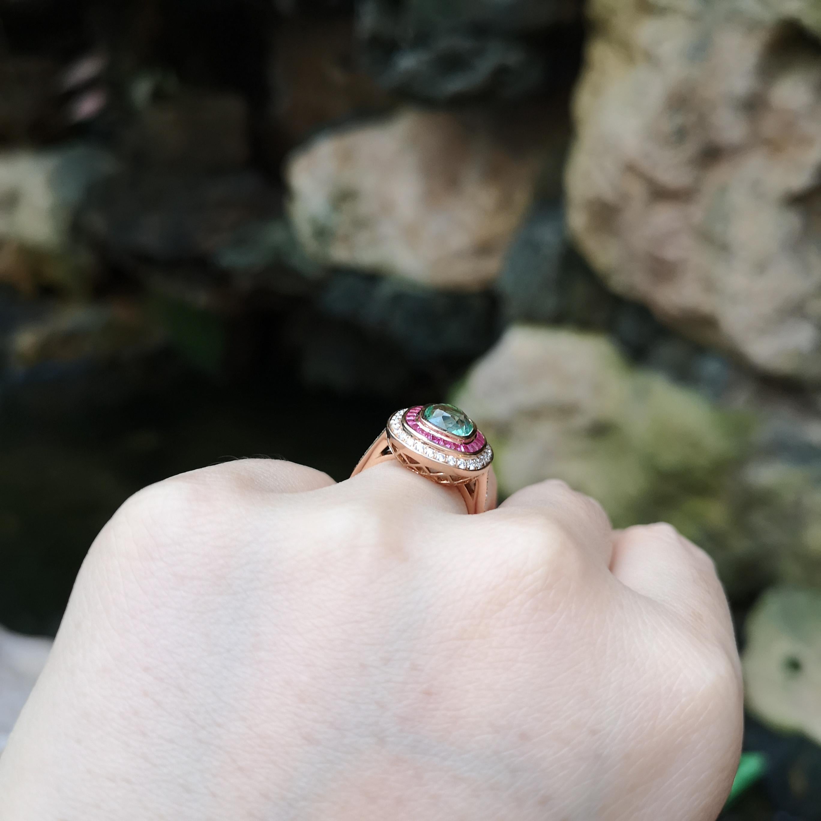 Contemporary Green Tourmaline, Pink Sapphire and Diamond Ring set in 18K Rose Gold Settings For Sale