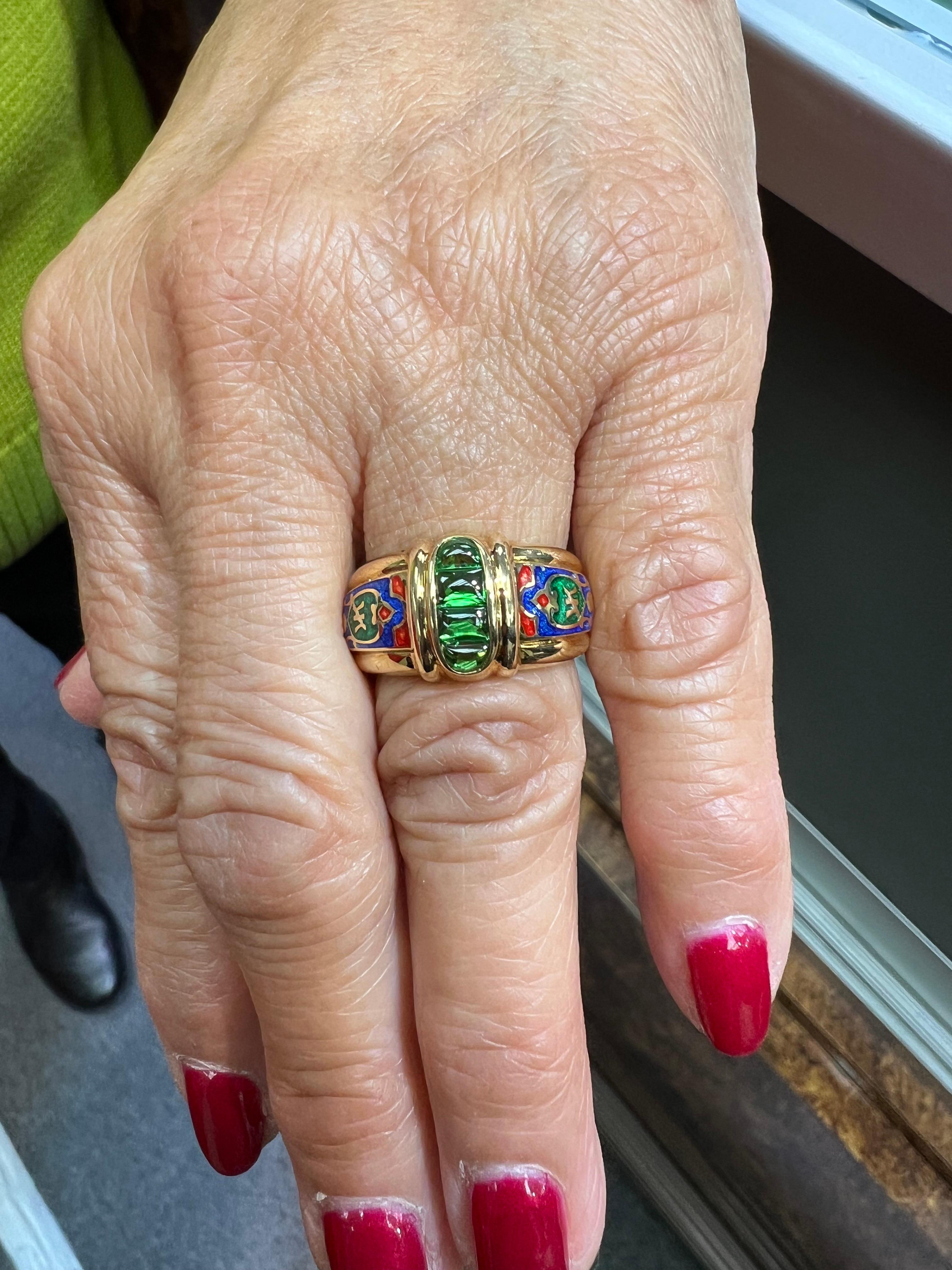 Green Tourmaline Polychrome Enamel Yellow Gold Band Ring In Good Condition For Sale In Los Angeles, CA