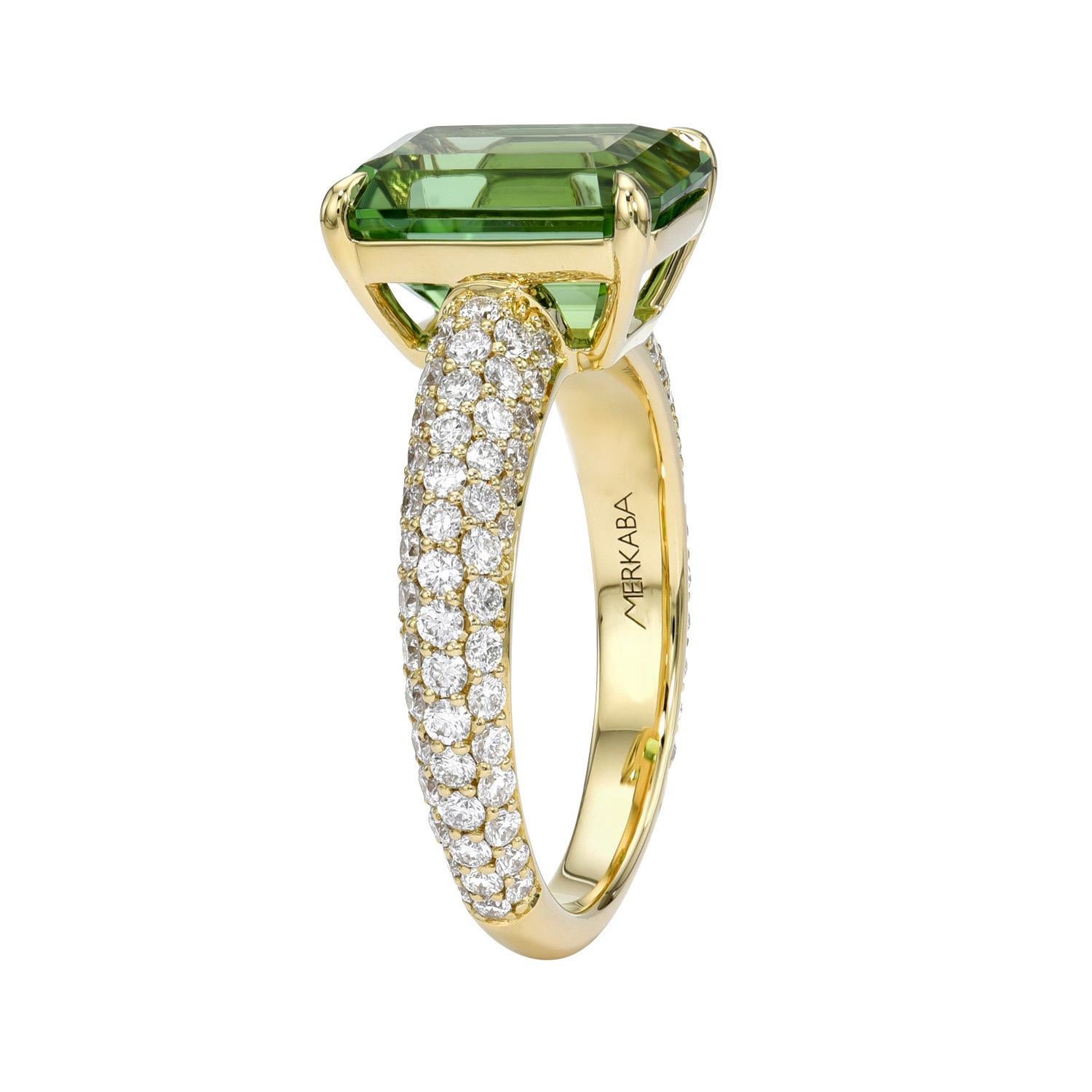 Ganz besonderer Ring aus 18 Karat Gelbgold mit 3,96 Karat grünem Turmalin im Smaragdschliff, verziert mit insgesamt 1,03 Karat runden Brillanten.
Ring Größe 6,5. Eine Größenänderung ist auf Anfrage möglich.
Rücksendungen werden von uns innerhalb von